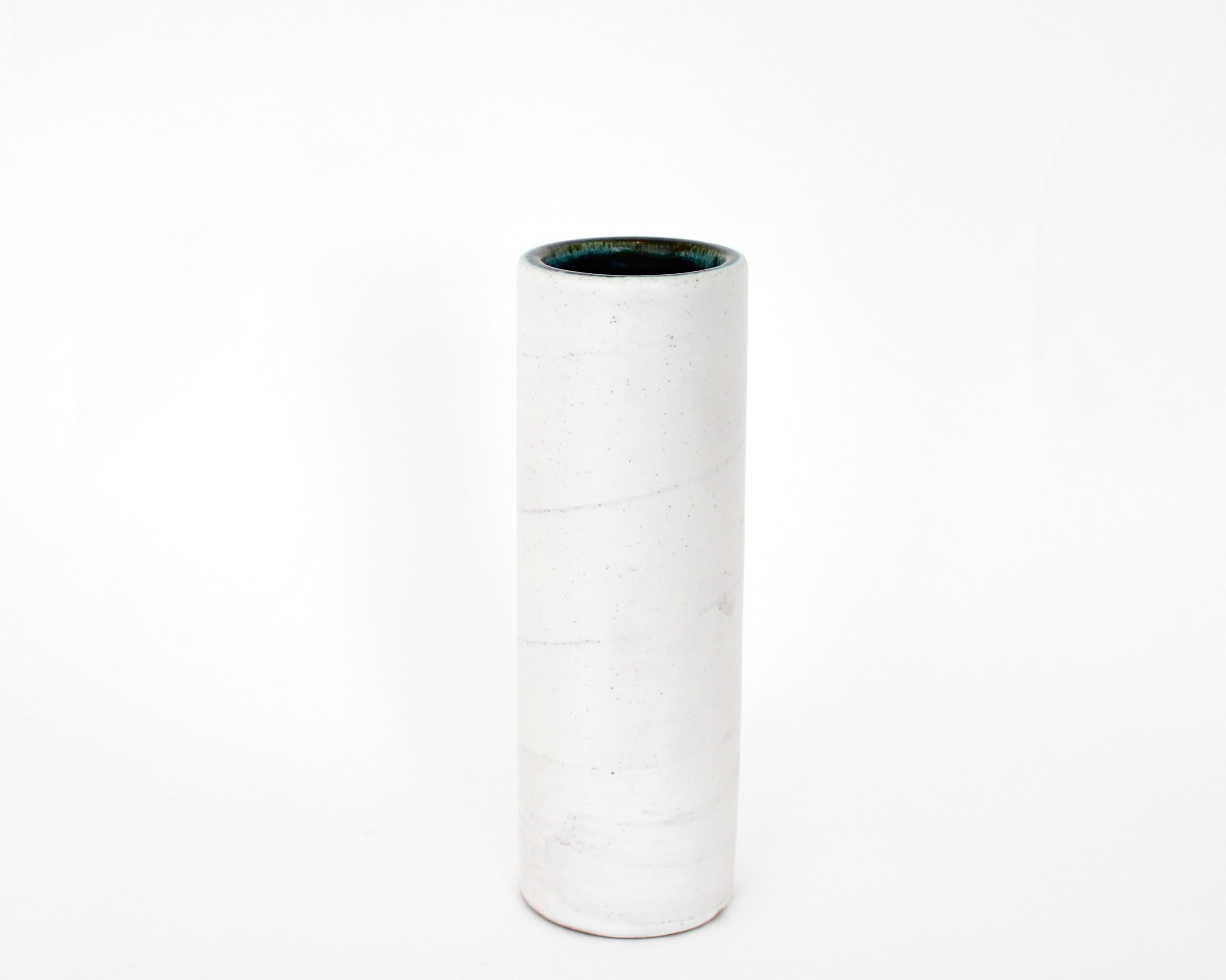 Georges Jouve Französischer Keramikkünstler Weiße Keramik-Zylindervase (Mitte des 20. Jahrhunderts) im Angebot