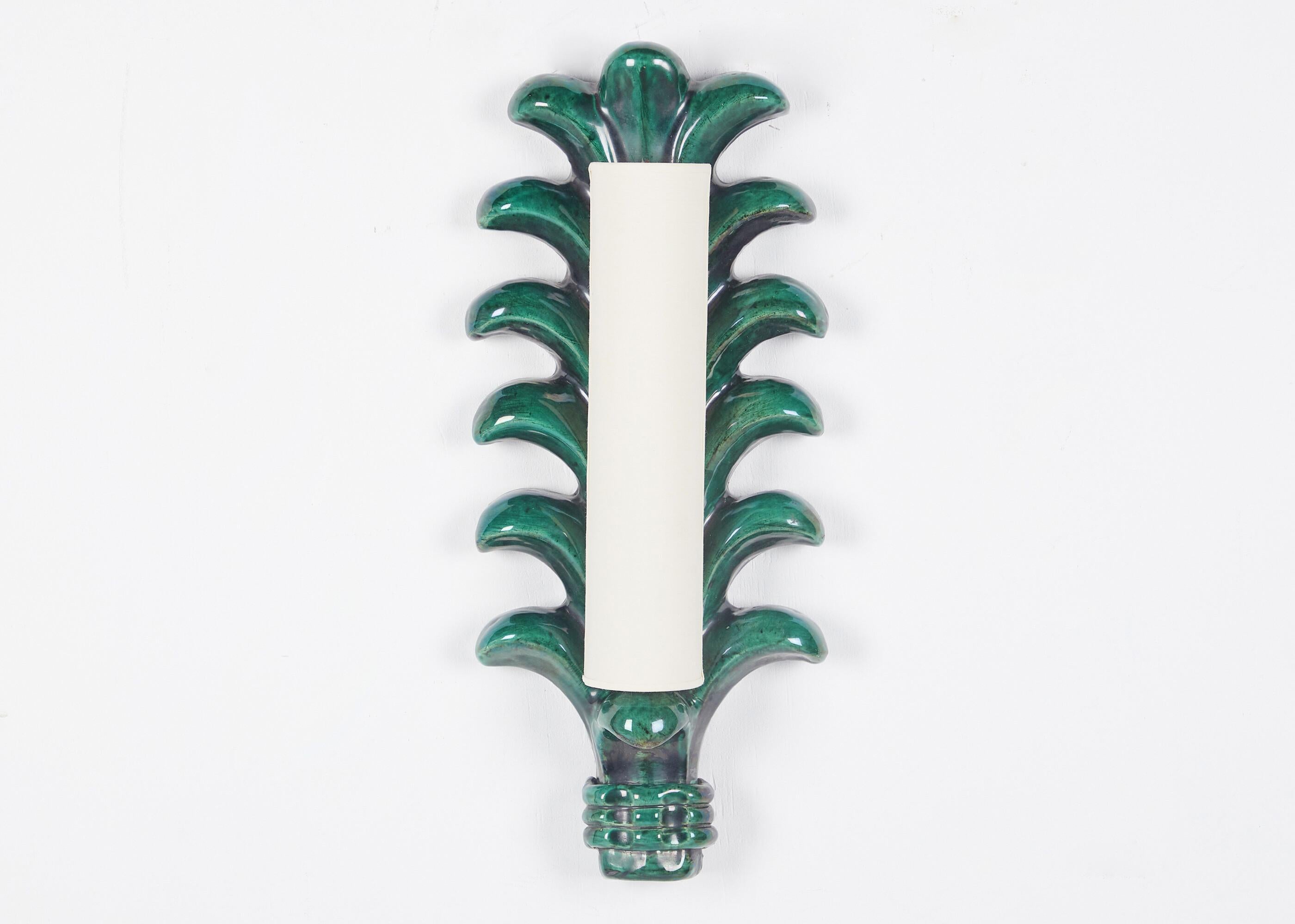 Une applique biomorphique du milieu du siècle par le designer français Georges Jouve, cuite dans une glaçure verte variée et luxuriante.  Signé au dos. À notre connaissance, il s'agit peut-être de l'une des cinq seules pièces fabriquées dans ce beau