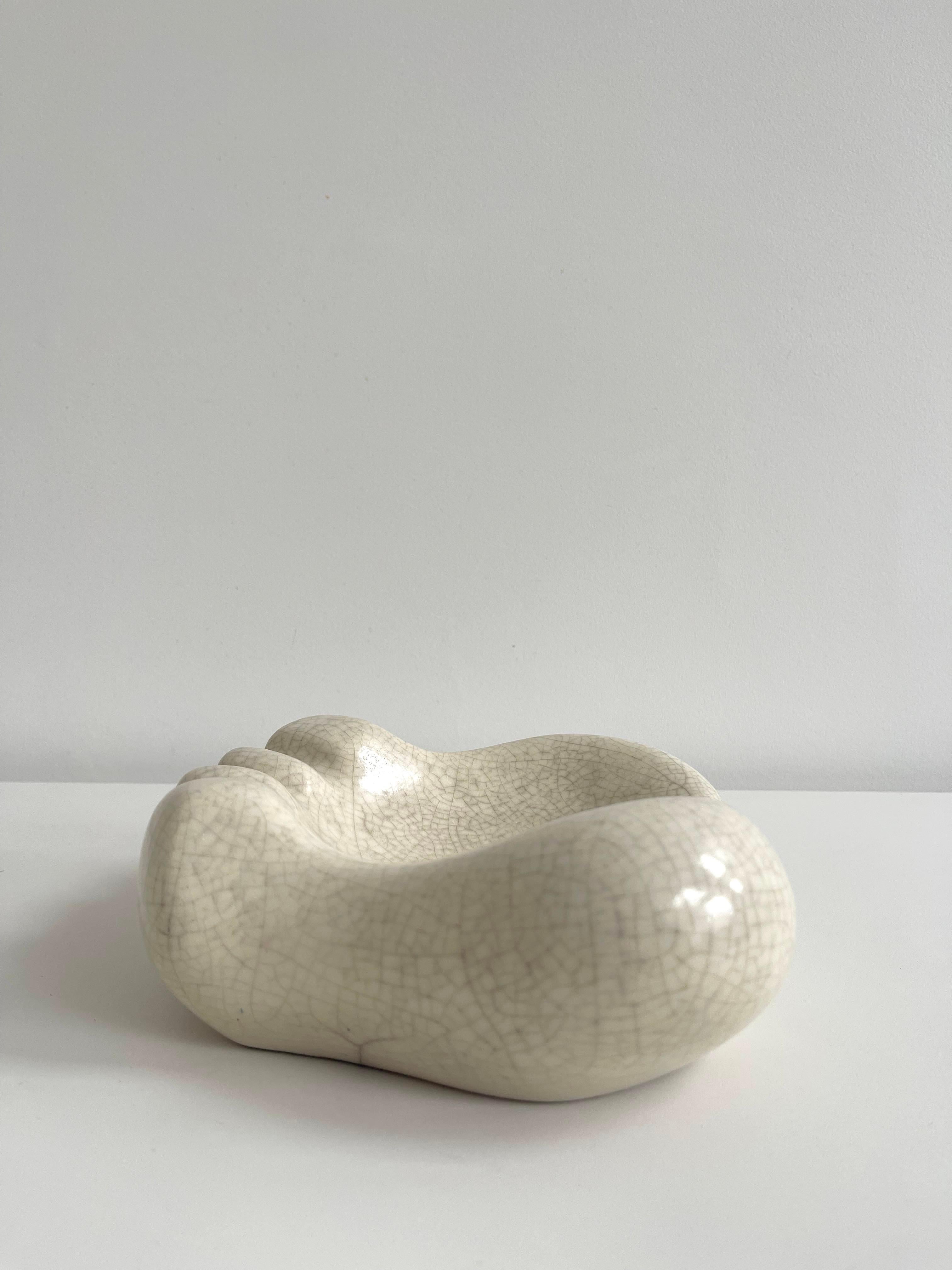 
Georges Jouve 'Patte d'Ours' Aschenbecher mit weißer Craquelé-Glasur
Frankreich um 1951.
Unterseite des Aschenbechers mit eingravierter Künstlerchiffre von Jouve
