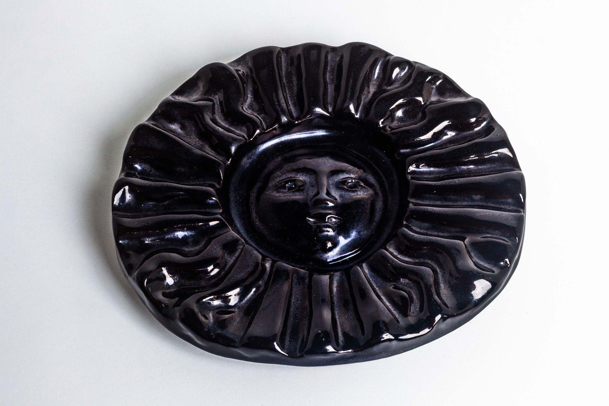 Georges Jouve Soleil Bowl, Black glazed earthenware.
Incised artist's cipher to the underside. 





France, circa 1950

It can hang on the wall.