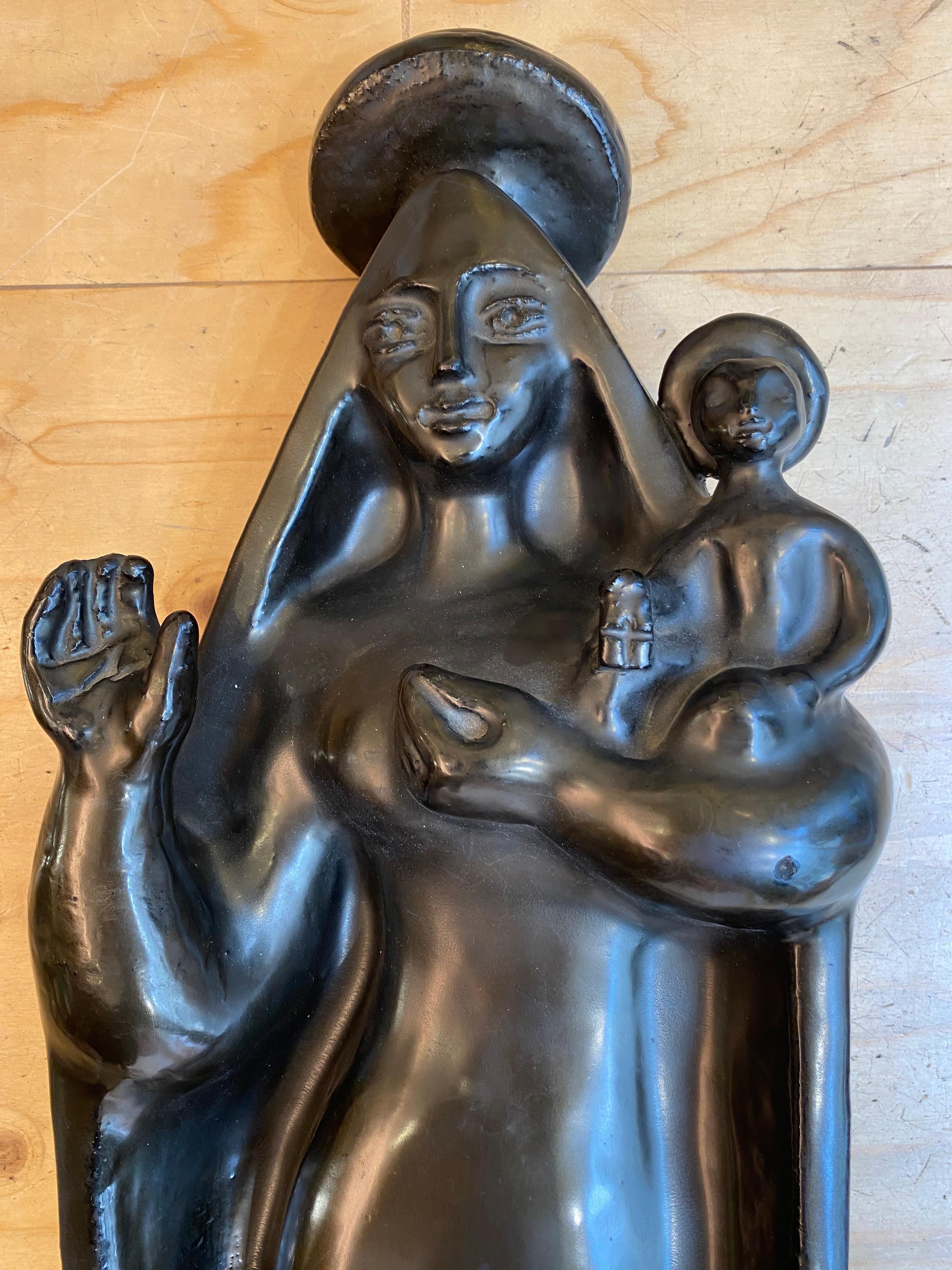 Georges Jouve
Virgin and child
Black glazed ceramic with iridescent metallic luster
Bears the signature on the back as well as the alpha symbol,
circa 1943-1944
Measures: H 76 x W 26 cms
9900 Euros.