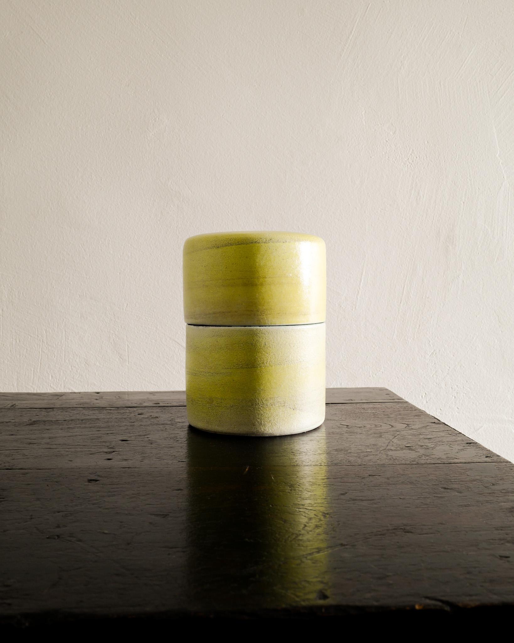 Sehr seltener gelber Keramikzylinder aus der Mitte des Jahrhunderts von Georges Jouve, hergestellt in Frankreich in den 1950er Jahren. In gutem Originalzustand. Unterschrieben. 

Abmessungen: H: 18 cm / 7