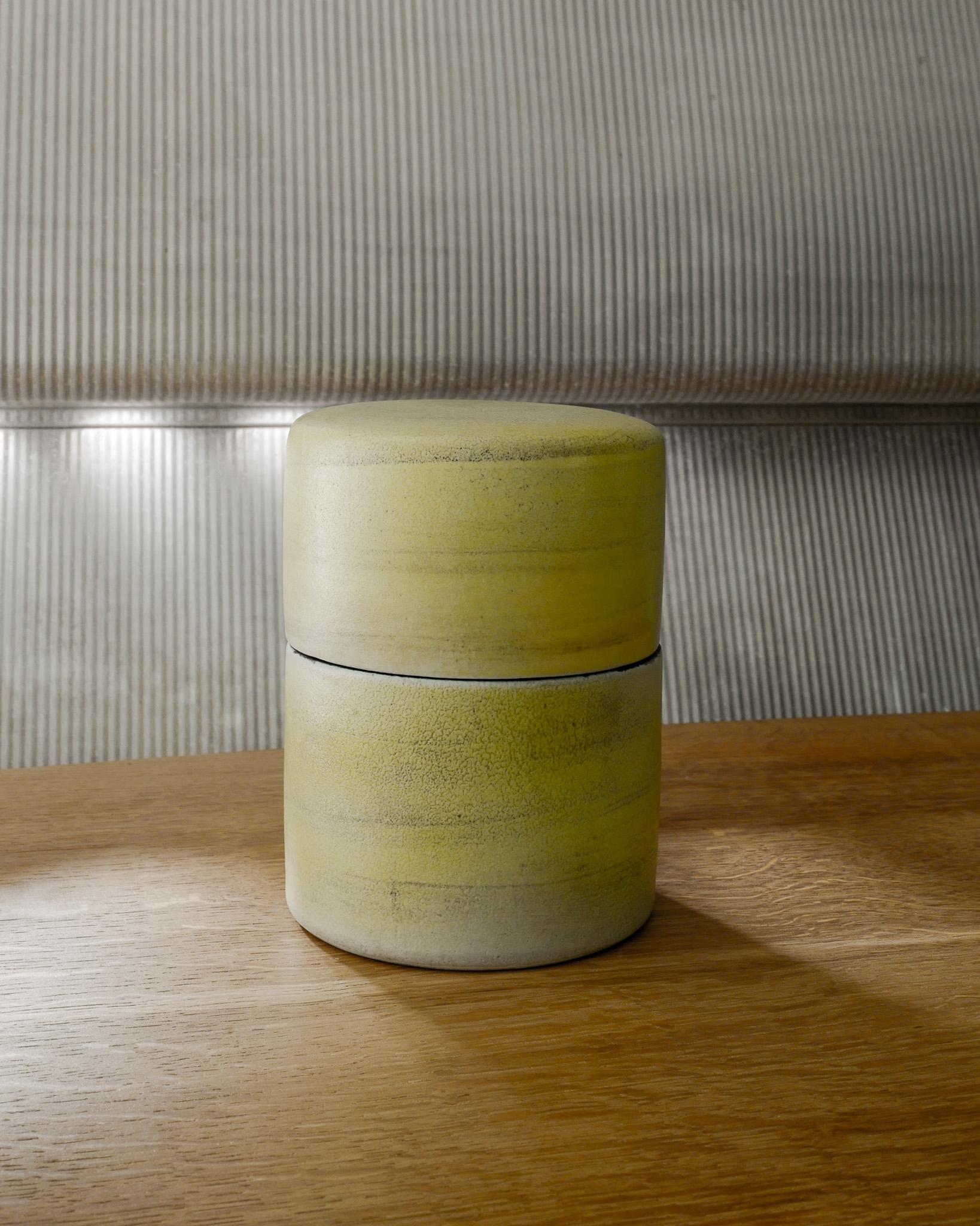 Rarissimo cilindro in ceramica gialla di Georges Jouve della metà del secolo scorso, prodotto in Francia negli anni '50. In buone condizioni originali. Firmato.

Dimensioni: H: 18 cm / 7
