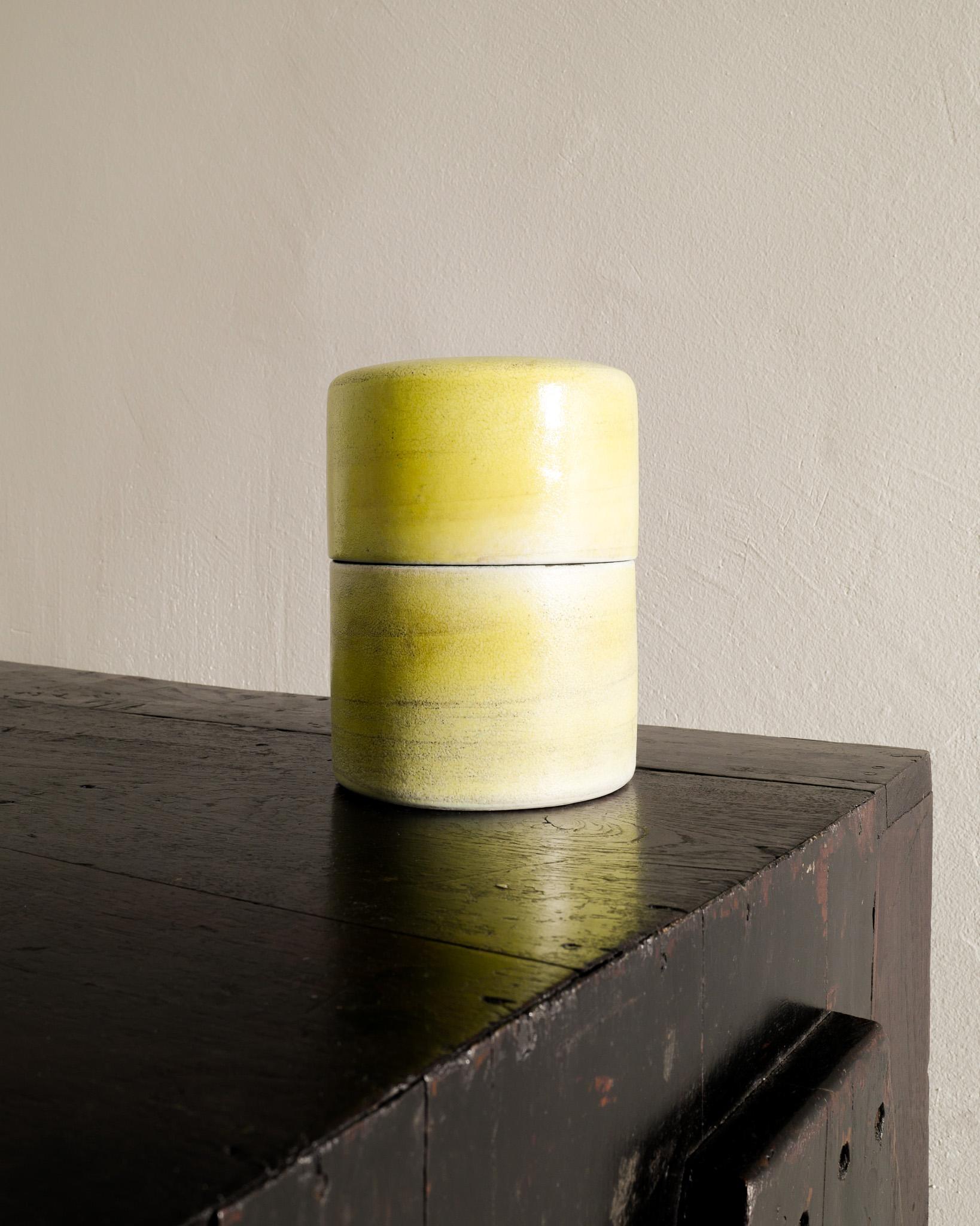 Gelber Keramikzylinder aus der Mitte des Jahrhunderts von Georges Jouve, hergestellt in Frankreich, 1950er Jahre  (Moderne der Mitte des Jahrhunderts) im Angebot