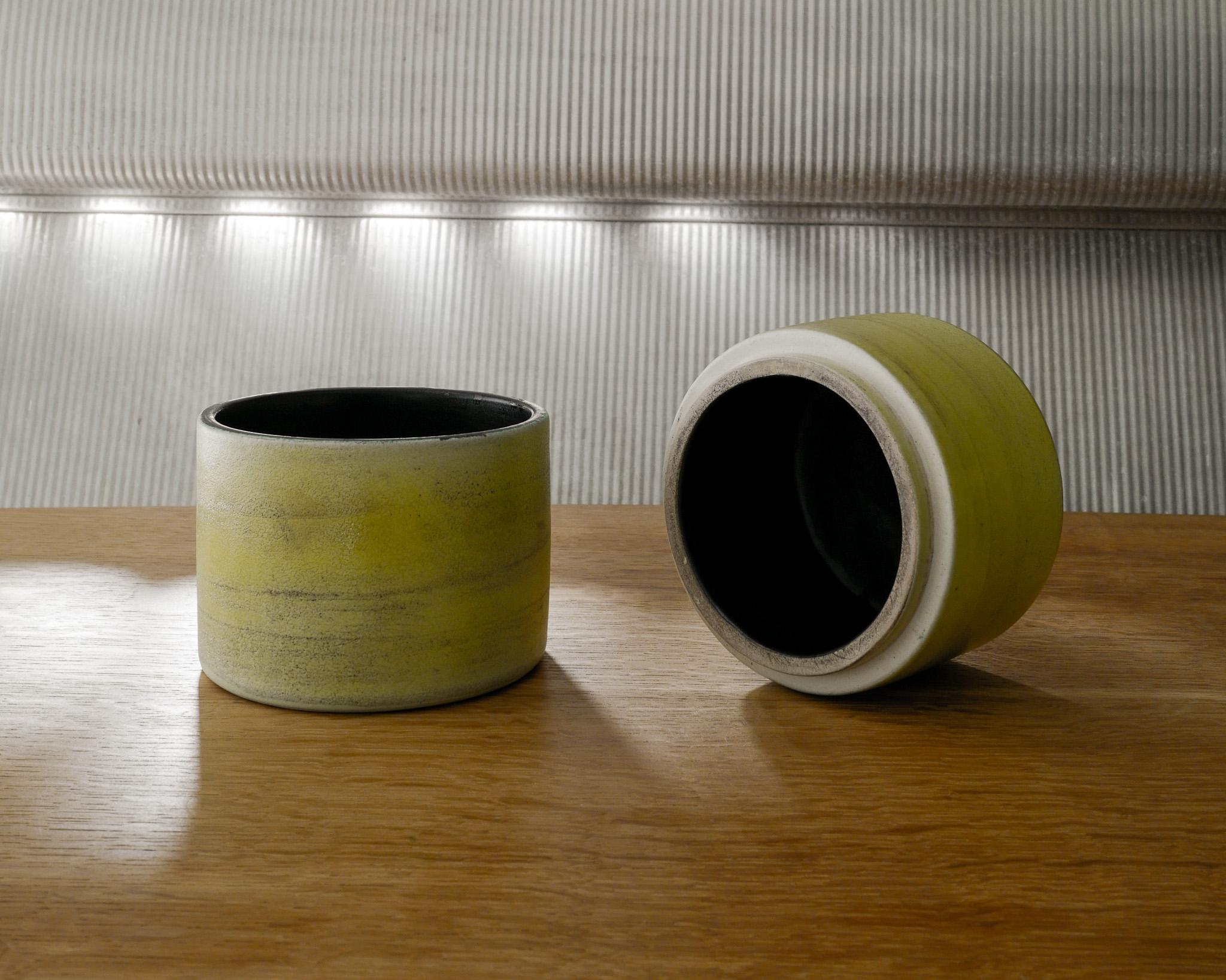Mid-Century moderno Georges Jouve Cilindro in ceramica giallo di metà secolo prodotto in Francia, anni '50 in vendita
