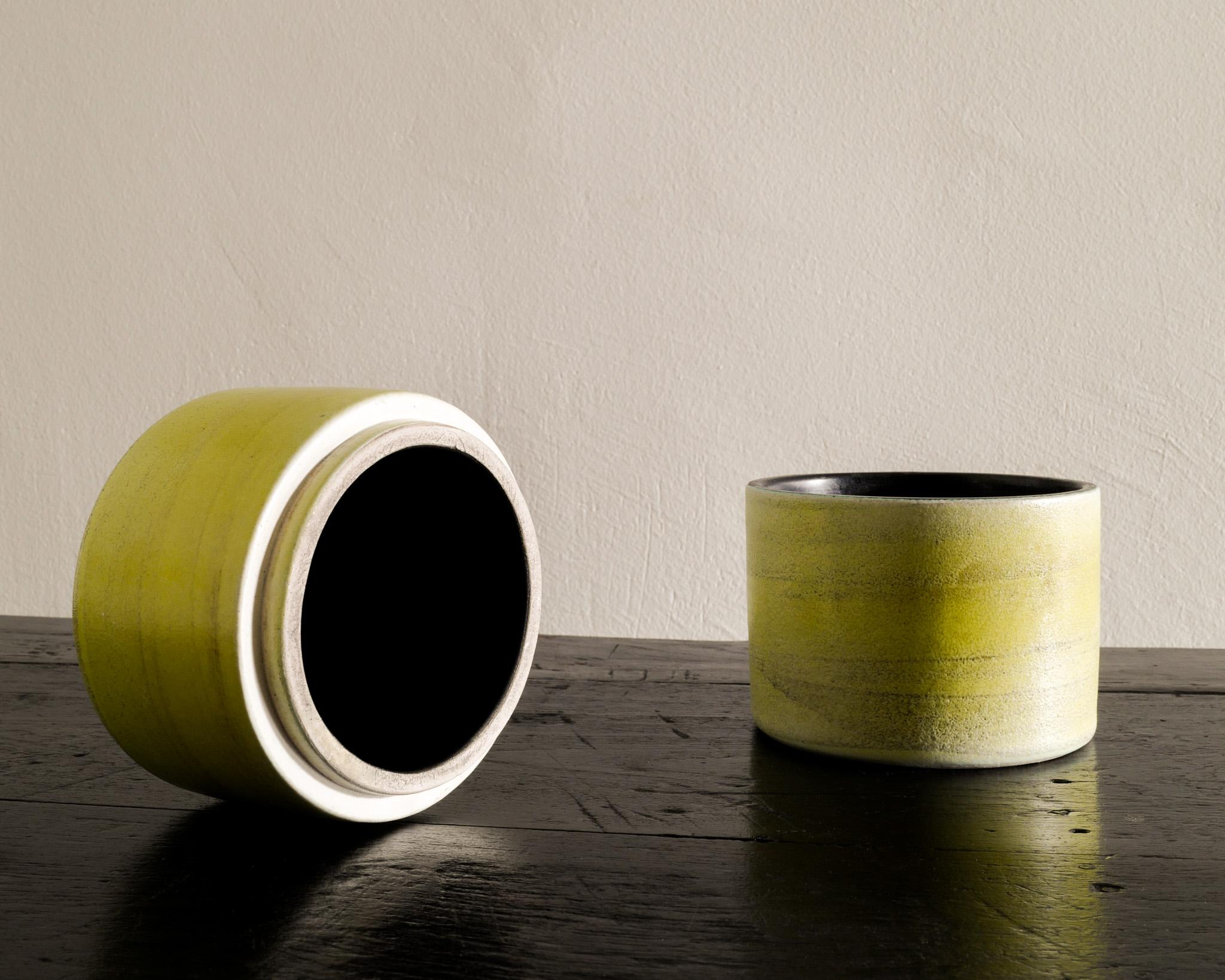 Gelber Keramikzylinder aus der Mitte des Jahrhunderts von Georges Jouve, hergestellt in Frankreich, 1950er Jahre  (Französisch) im Angebot