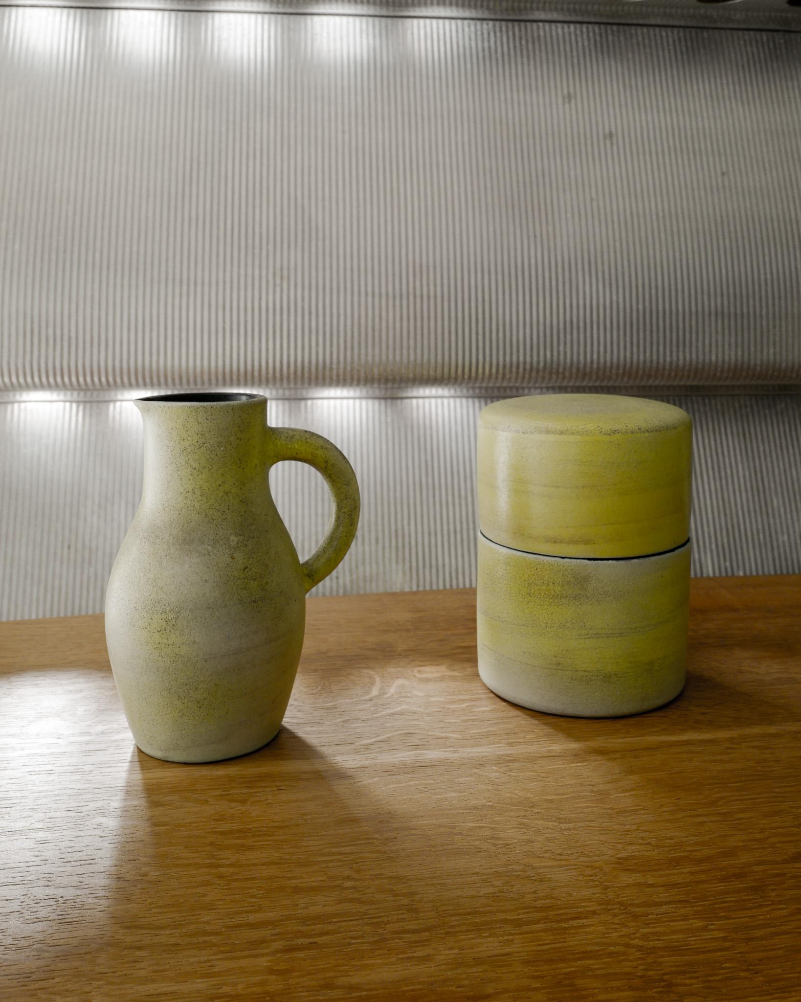 Francese Georges Jouve Cilindro in ceramica giallo di metà secolo prodotto in Francia, anni '50 in vendita