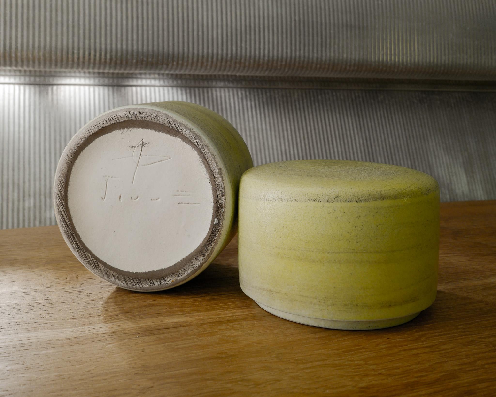 Georges Jouve Cilindro in ceramica giallo di metà secolo prodotto in Francia, anni '50 In condizioni buone in vendita a Stockholm, SE