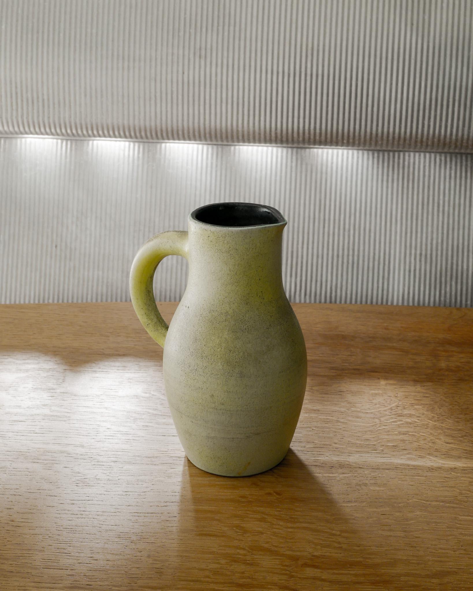 Mid-Century Modern Pichet en céramique jaune du milieu du siècle de Georges Jouve Produit en France, années 1950 en vente