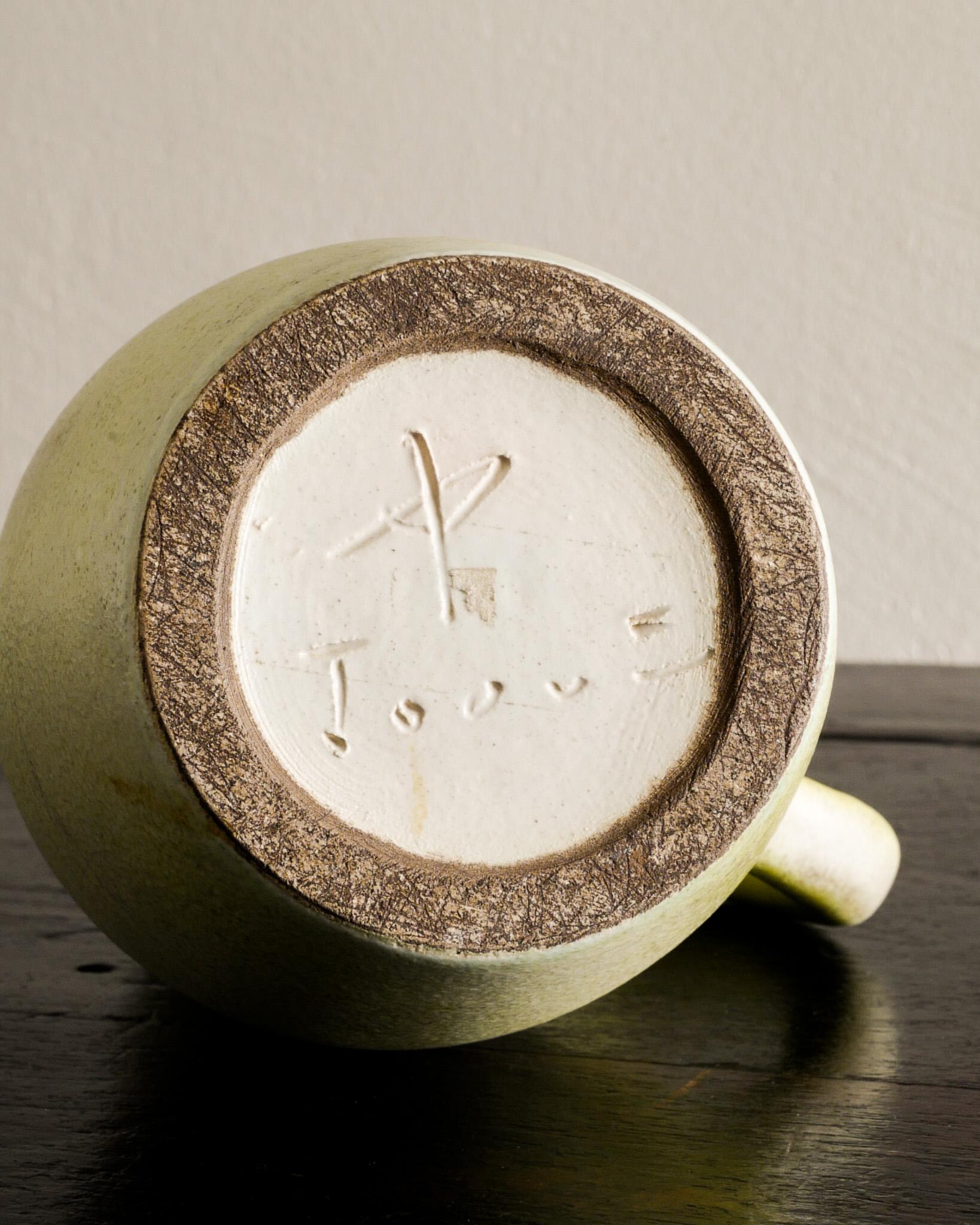 Gelber Keramikkrug aus der Mitte des Jahrhunderts von Georges Jouve, hergestellt in Frankreich, 1950er Jahre  im Zustand „Gut“ im Angebot in Stockholm, SE