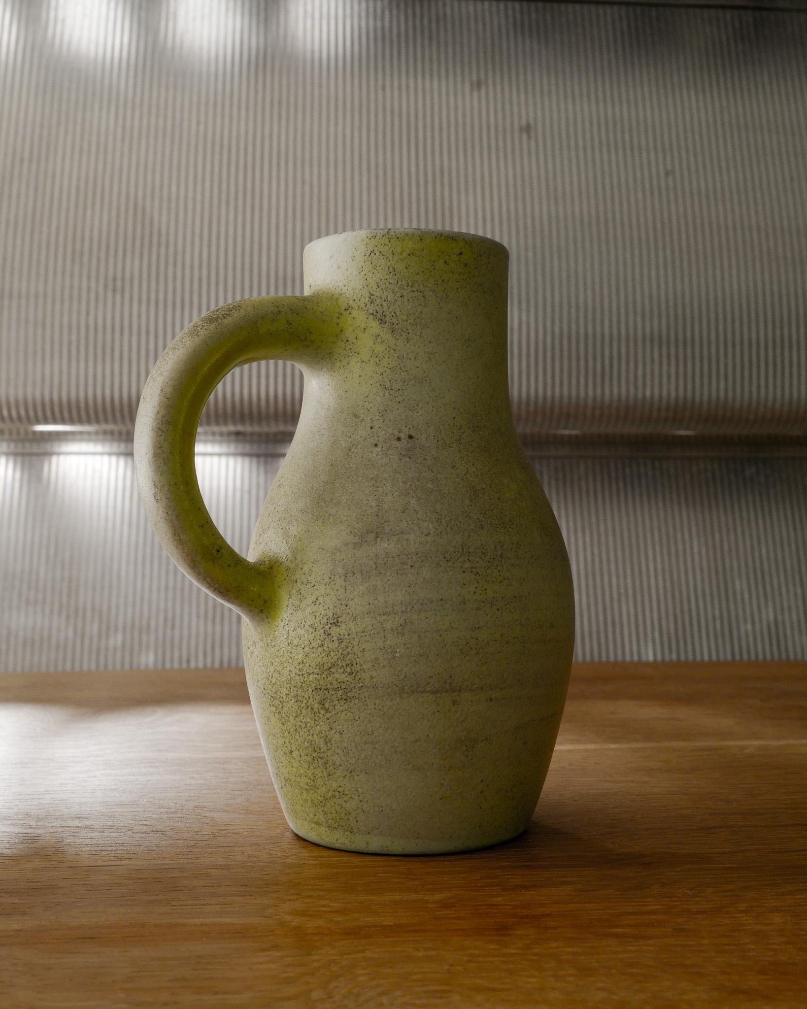 Pichet en céramique jaune du milieu du siècle de Georges Jouve Produit en France, années 1950 Bon état - En vente à Stockholm, SE