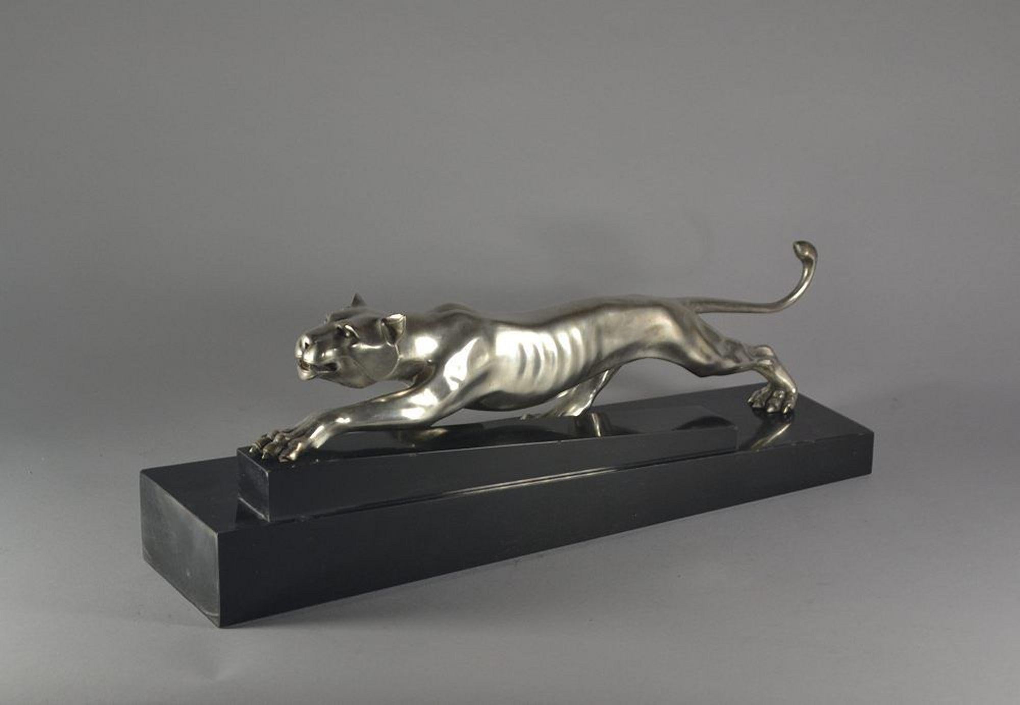 Georges Lavroff (1895-1891)

Art deco silver plated bronze panther on black marble base.
Signed to the bronze (leg).
Foundry mark Guillemard in the bronze.
Circa 1925.
Few tiny chips on marble edge.
Excellent condition.
Measures: 54cm, 12cm,