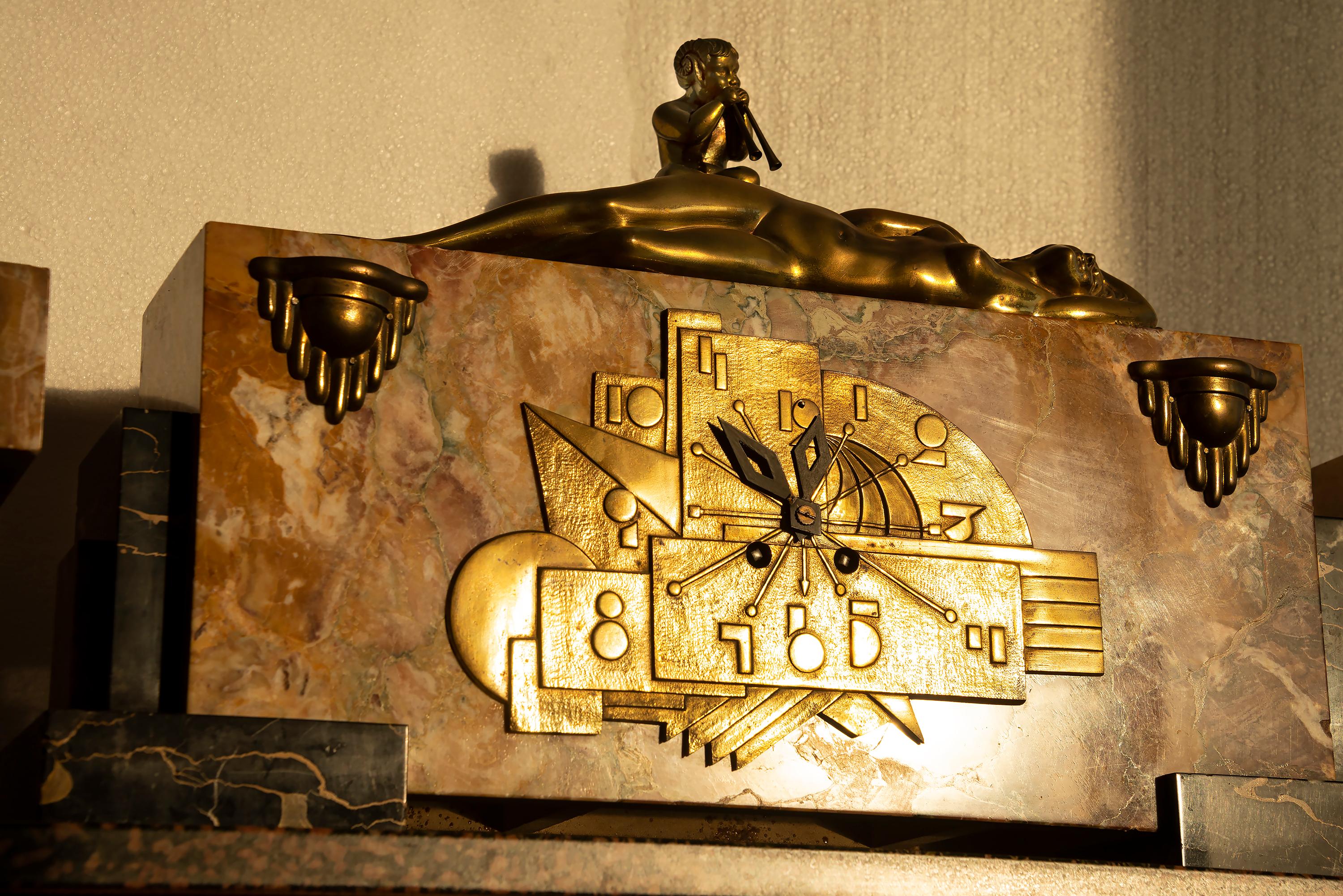 Art déco-Uhr:: Bronze-Skulptur:: üppige:: liegende:: nackte Pfeifen von Pan (Gold), Nude Sculpture, von Georges Lavroff