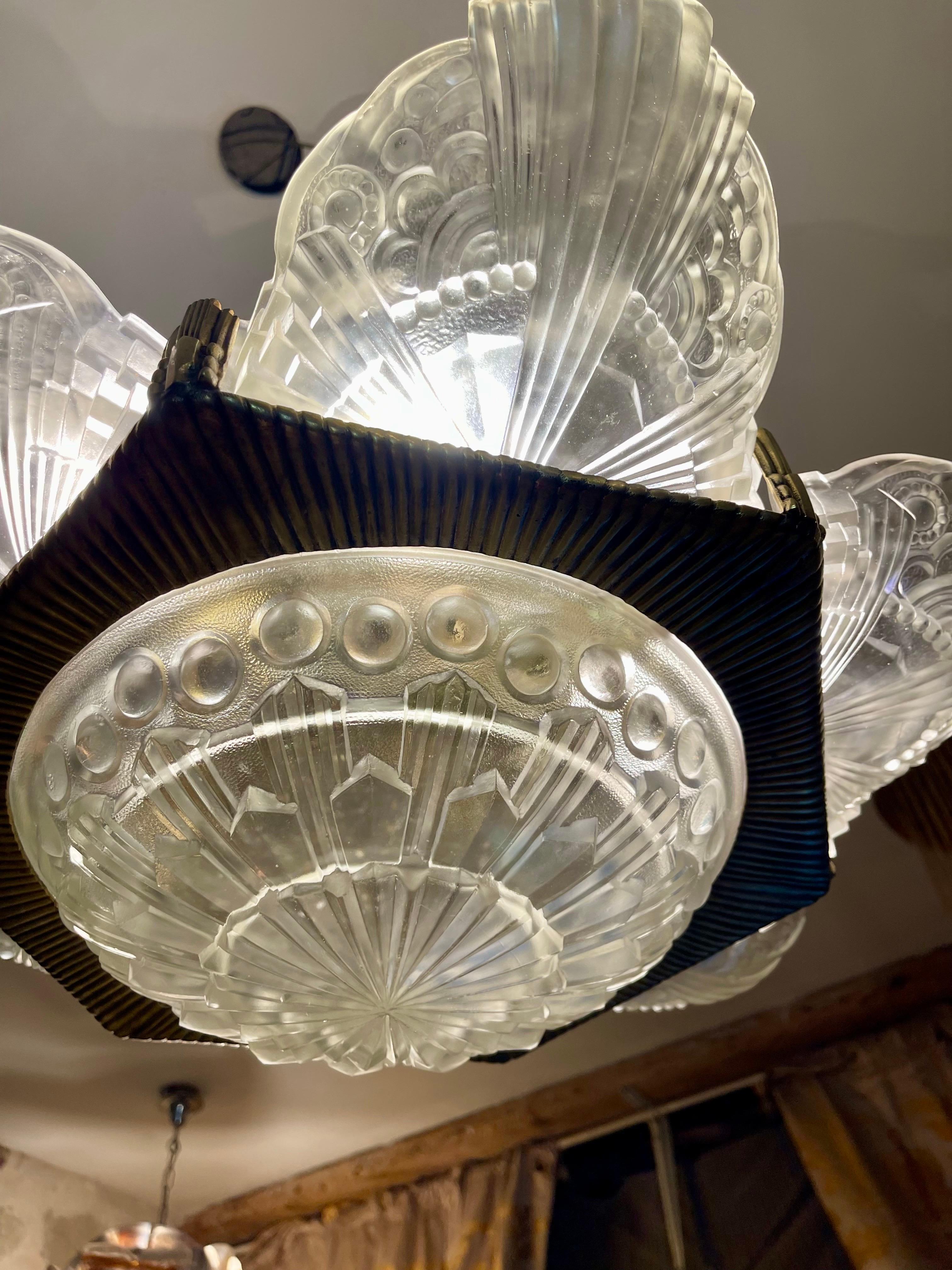 Lustre Georges Leleu en bronze et verre original, français 1930 en vente 5