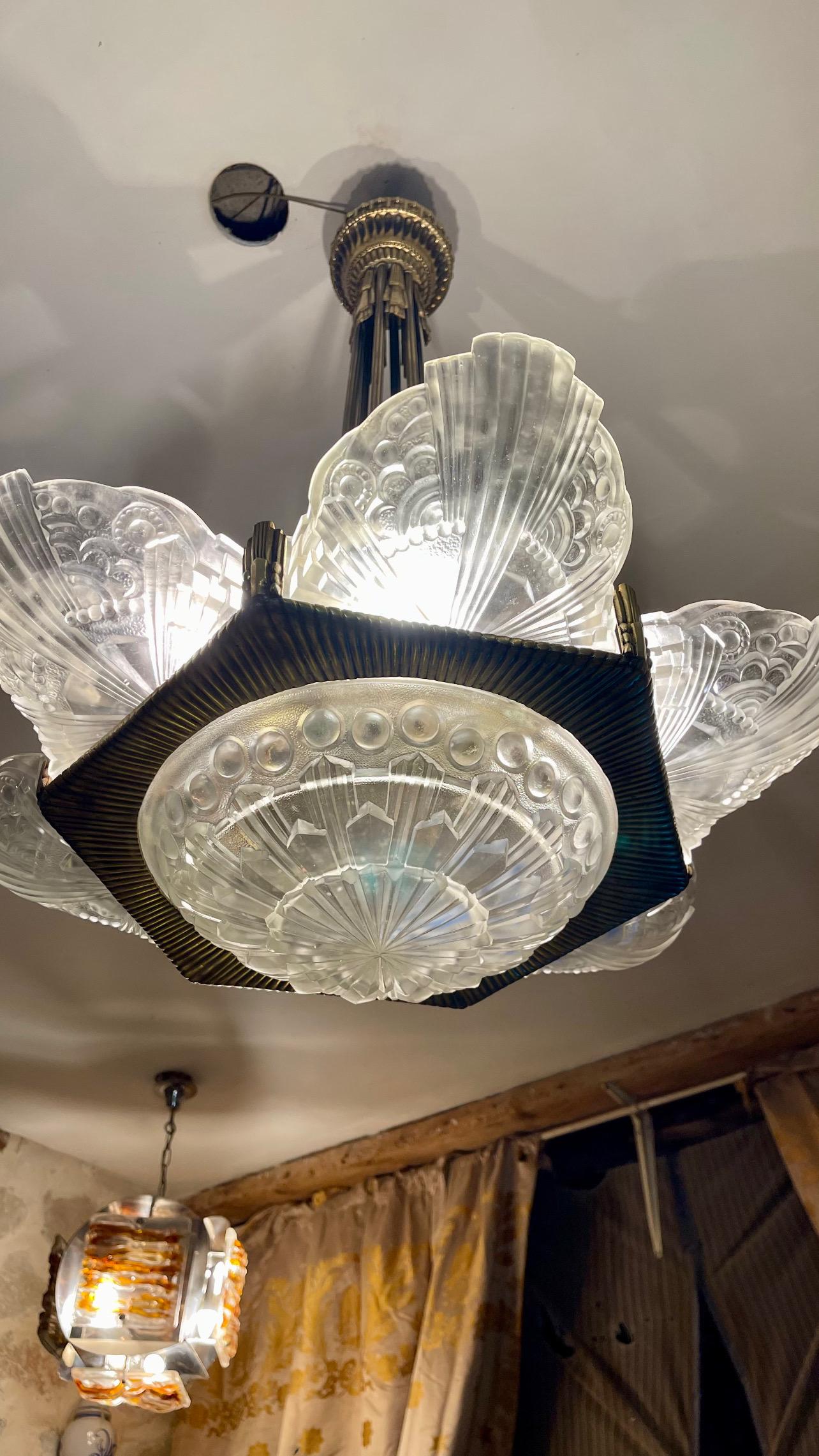 Georges Leleu était un éminent designer français réputé pour la création de lustres Art déco au début du XXe siècle, notamment dans les années 1920 et 1930.

Il n'existe pas de chiffres officiels ou d'archives publiques précisant le nombre exact de