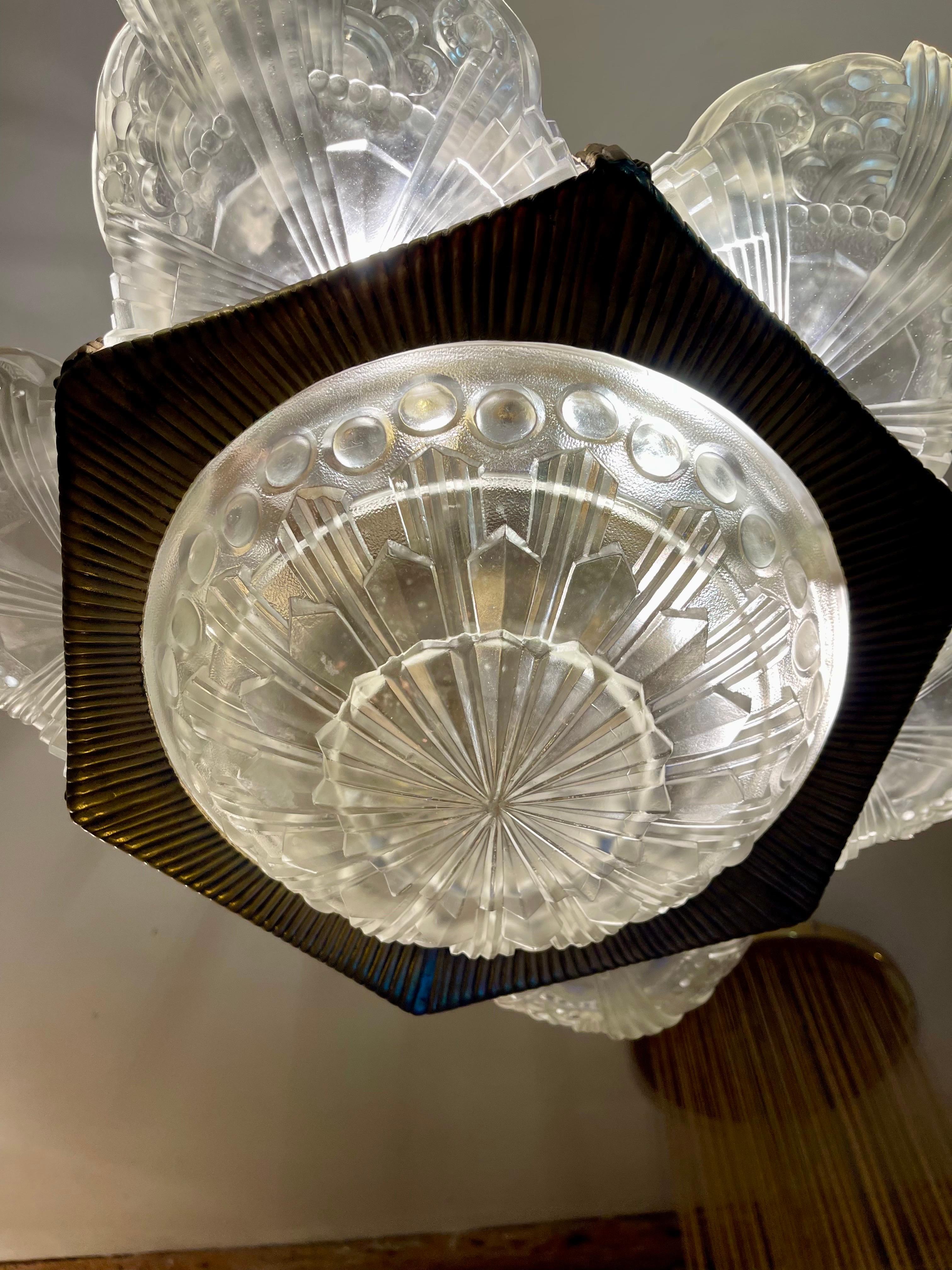 Français Lustre Georges Leleu en bronze et verre original, français 1930 en vente