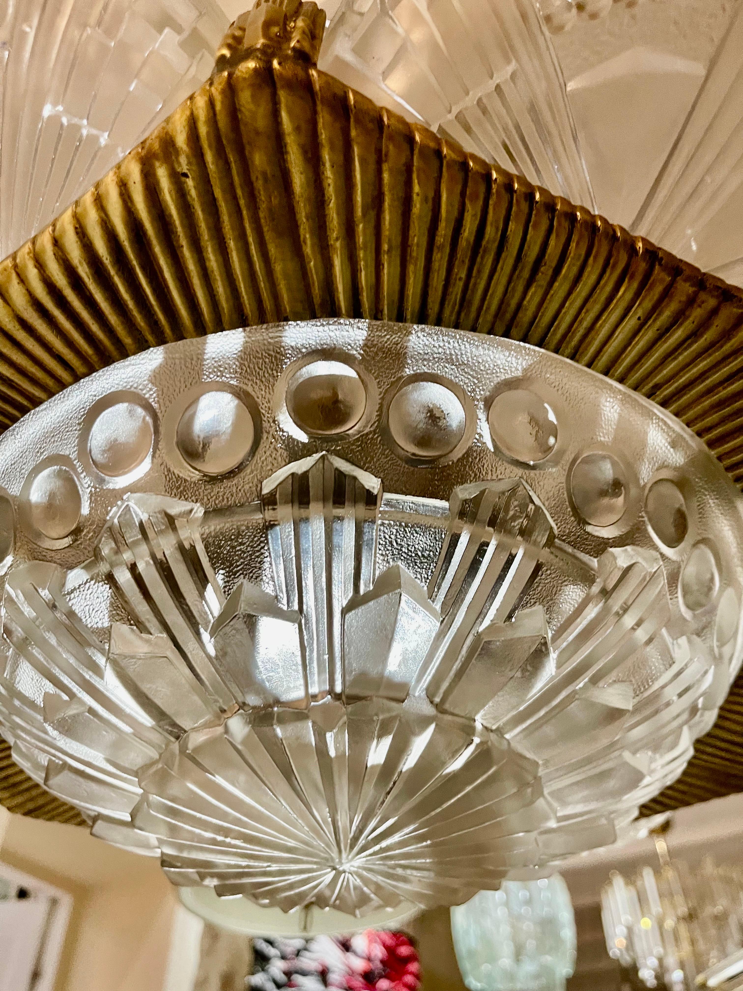 Sculpté à la main Lustre Georges Leleu en bronze et verre original, français 1930 en vente