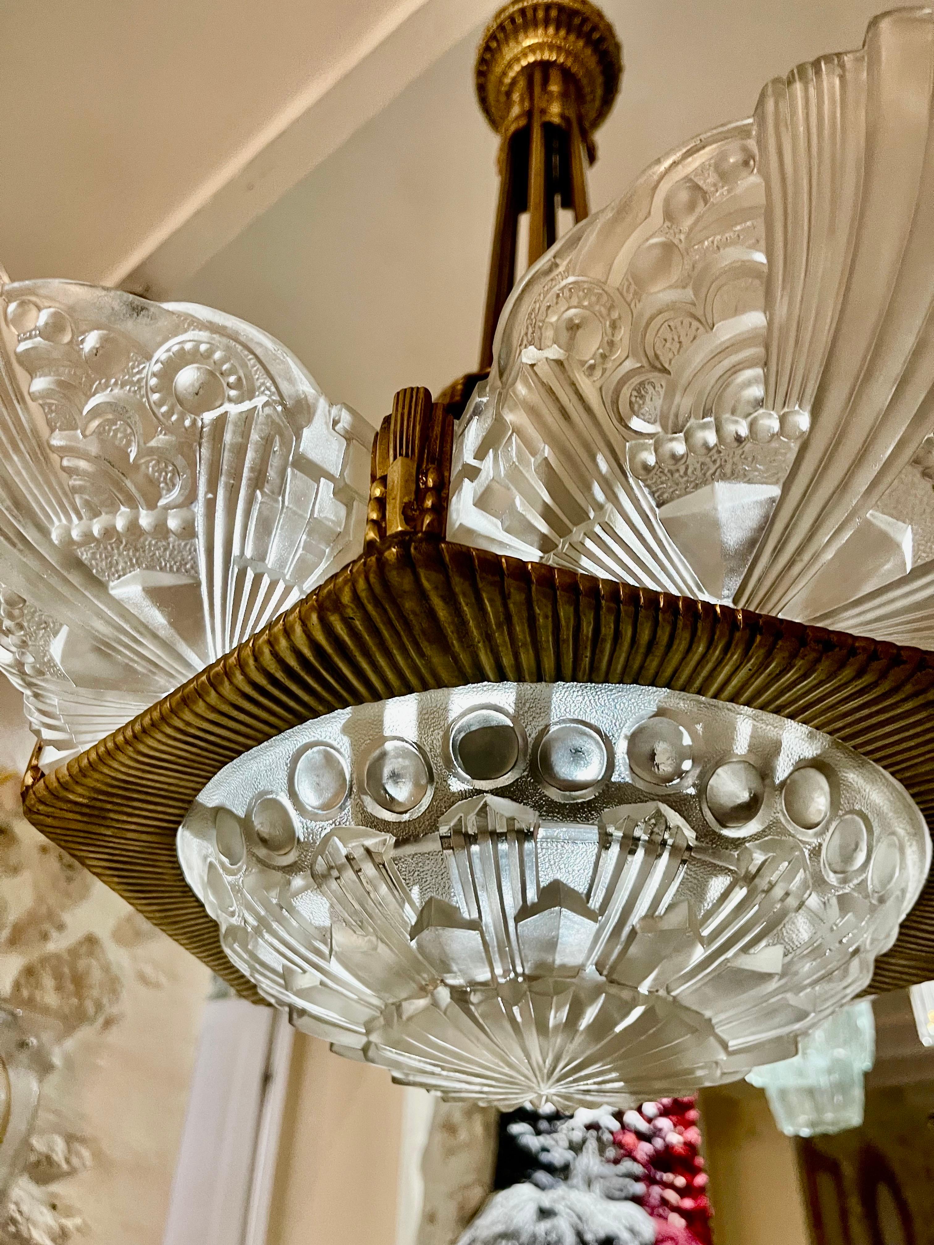 Milieu du XXe siècle Lustre Georges Leleu en bronze et verre original, français 1930 en vente