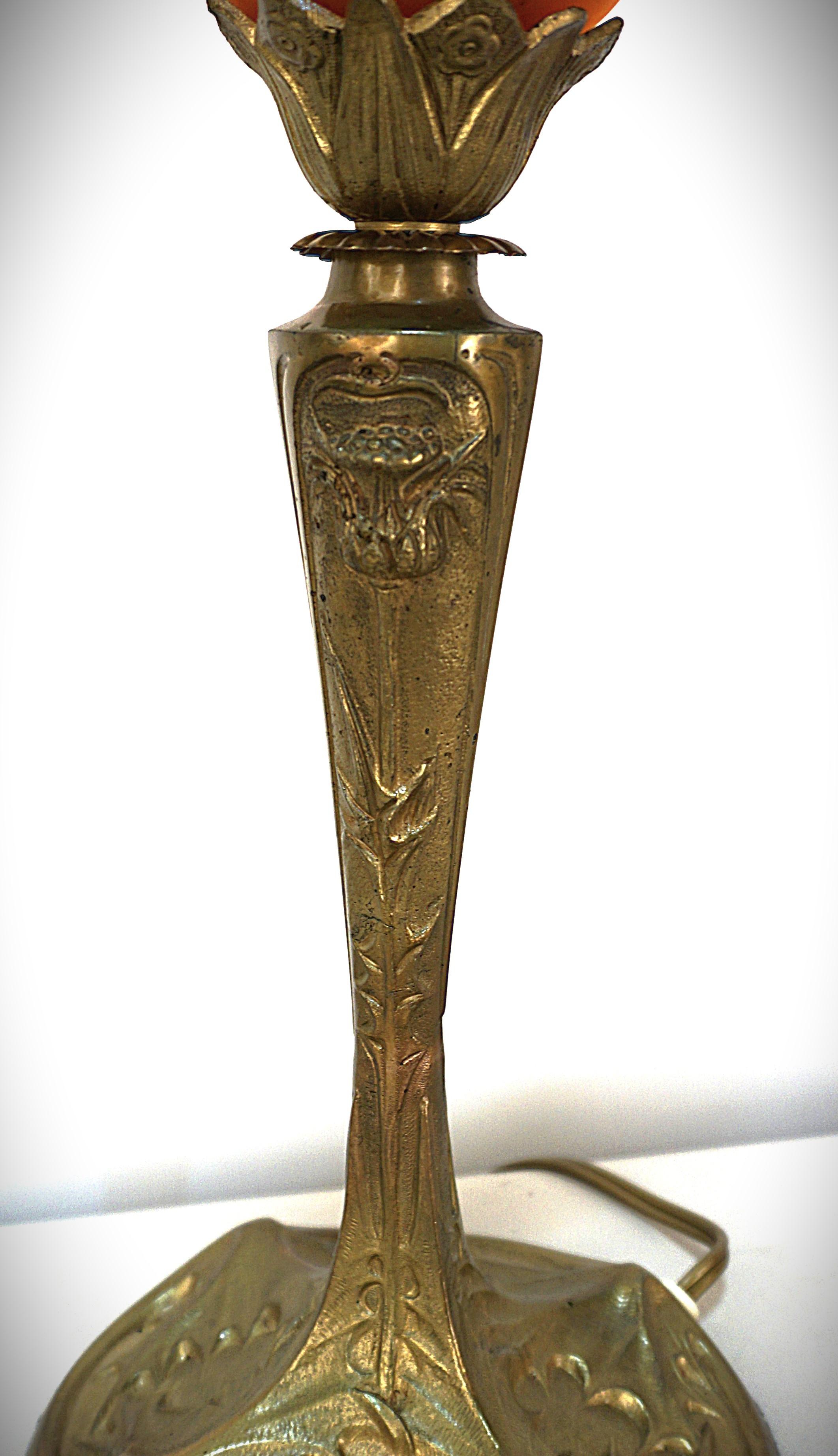 Beautiful bronze Goerges Leleu art nouveau table lamp with blown glass art glass shade by Daum Nancy.
Professionally rewired.