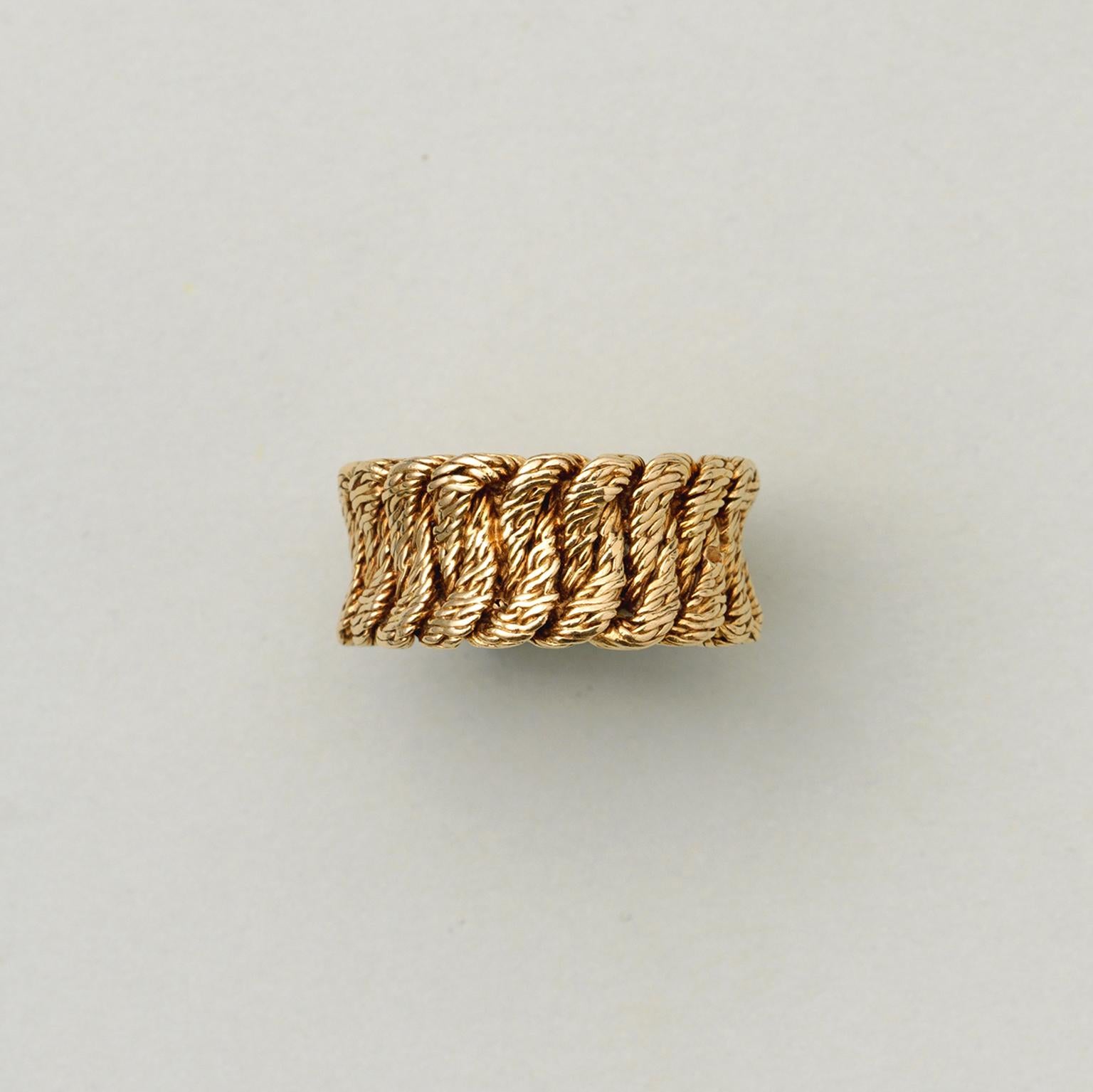 A 18 carat yellow gold ring of braided gold, by Georges Lenfant, master goldsmith of links and chains , circa 1970, France.
ring size: 16.25-16.5 mm. 6 US
weight: 12.98 gram.
width: 8 – 10 mm.
