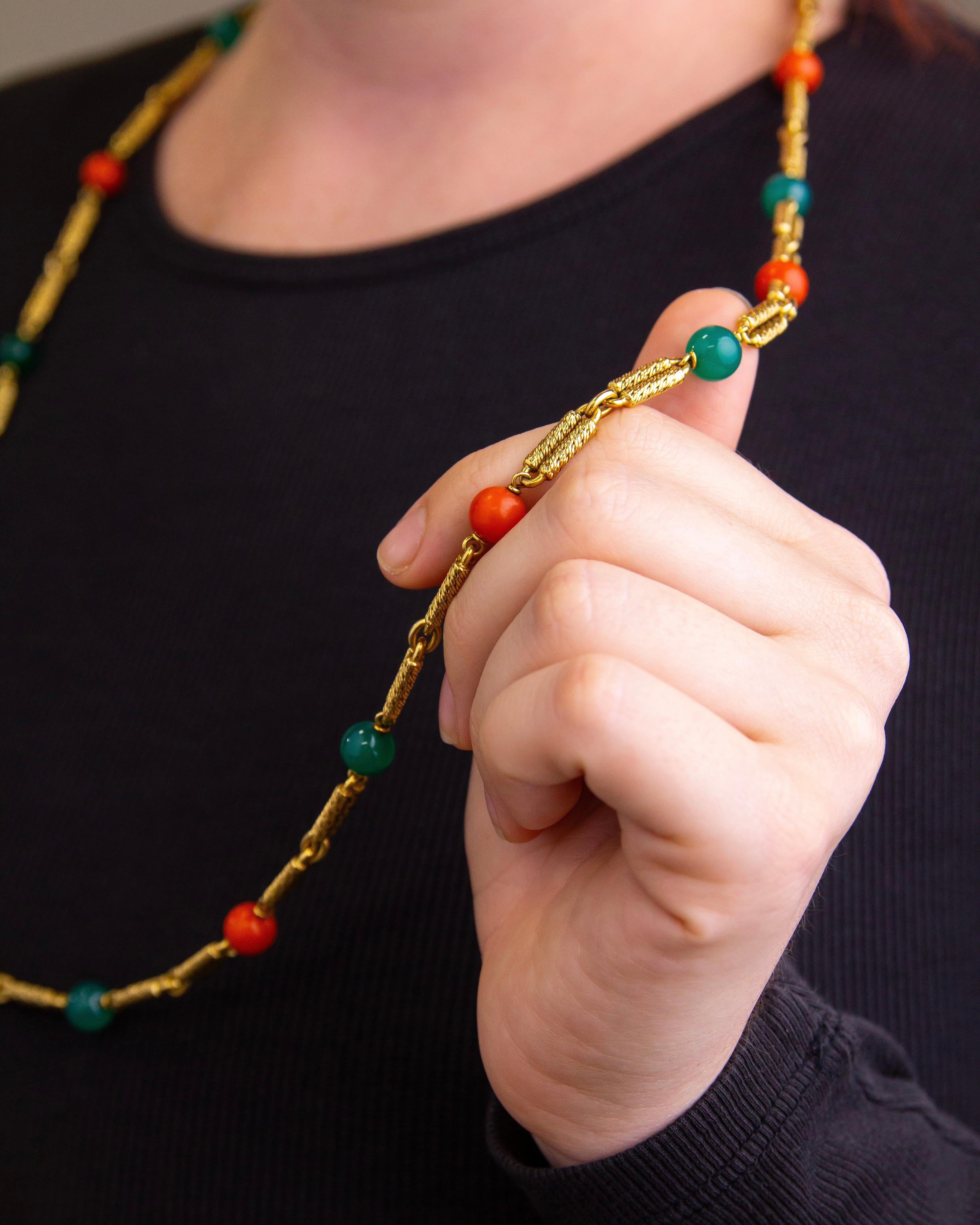 Wenn es um französischen Schmuck geht, gibt es einen Namen, der derzeit in der Welt des Nachlassschmucks ganz hoch im Kurs steht: Georges Lenfant. Dieses Collier aus 18-karätigem Gelbgold, Chrysopras und Koralle ist mit dem Herstellungszeichen der