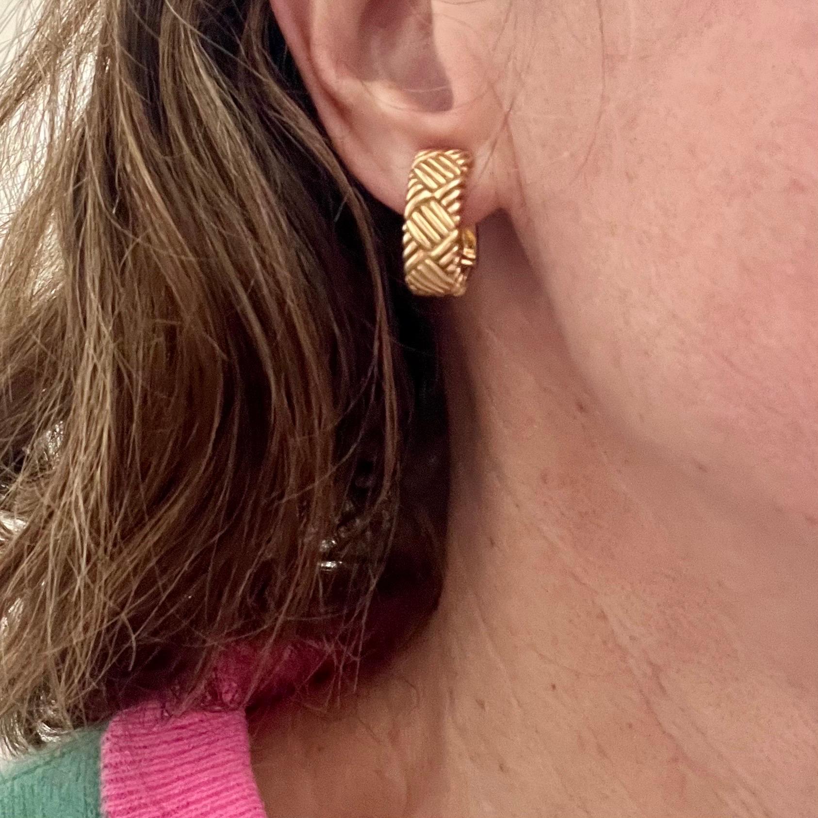 Exceptionnelle paire de boucles d'oreilles vintage en or jaune 18 carats, réalisées par le maître joaillier parisien Georges Lenfant pour John van der Vet, un éminent joaillier belge. Ces luxueuses boucles d'oreilles présentent un motif tressé et