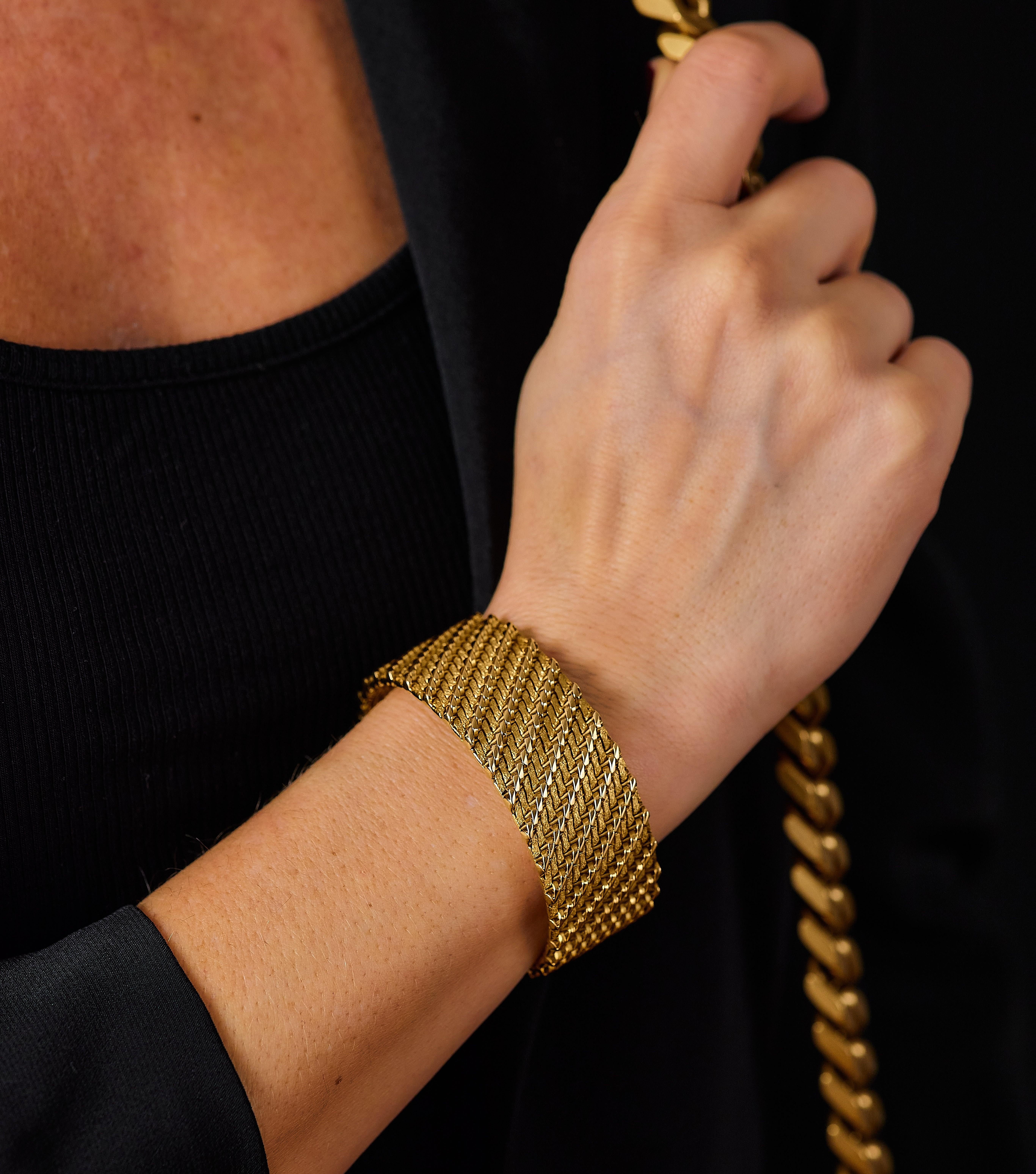 Bracciale di Georges Lenfant, Parigi, circa 1970

Bracciale in tessuto milanese in oro giallo 18 carati (750/1000) con motivo guilloché.

Il bracciale si chiude con una fibbia nascosta e una chiusura di sicurezza. 

Il bracciale è in ottime