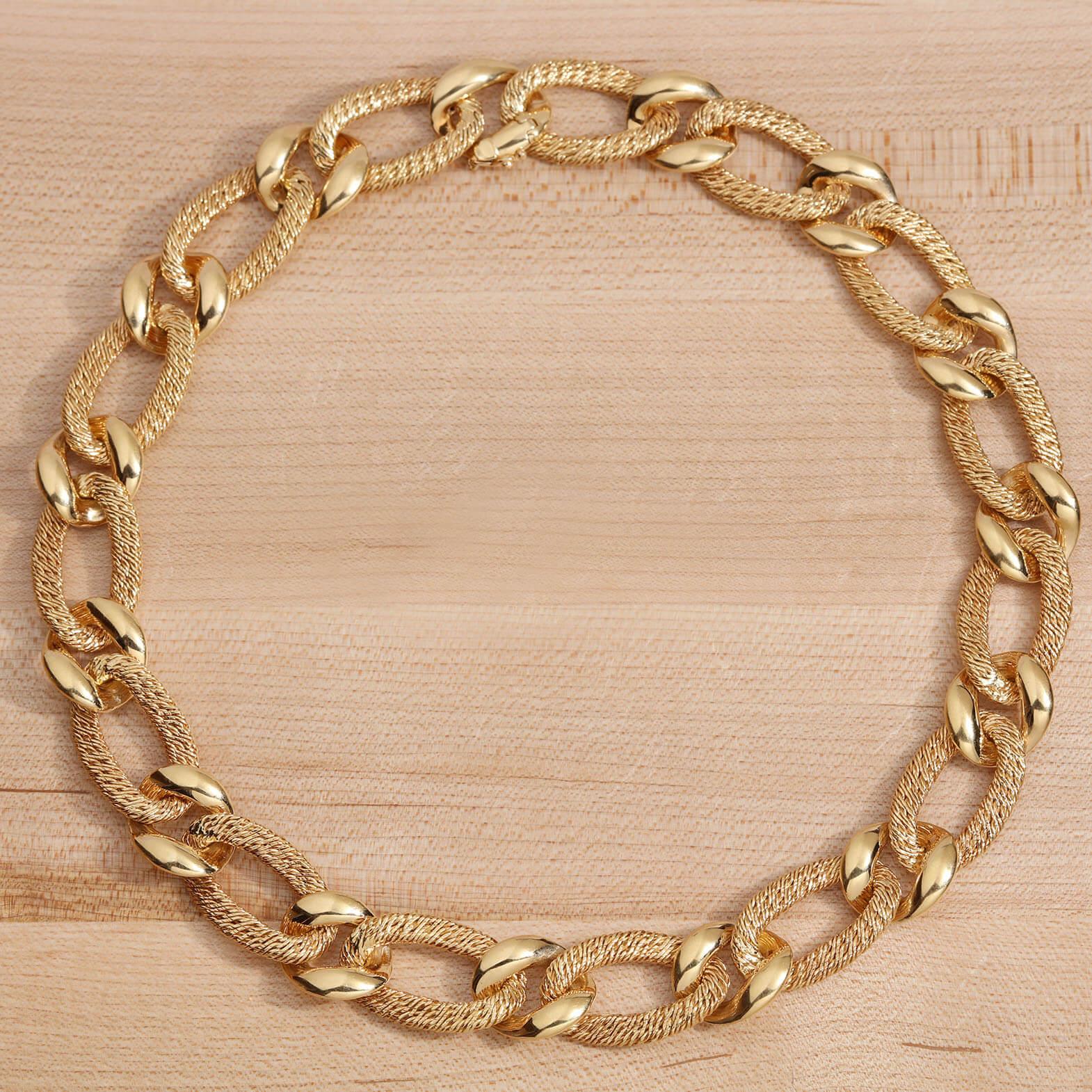 Georges L'Enfant Curb Link 18k Gelbgold Halskette, 16,25 Zoll in der Länge. Kleine polierte Glieder wechseln sich mit ovalen, gedrehten Drahtgliedern ab, die für L'Enfants beliebteste Technik stehen, die er in seinen bekanntesten Designs verwendete.