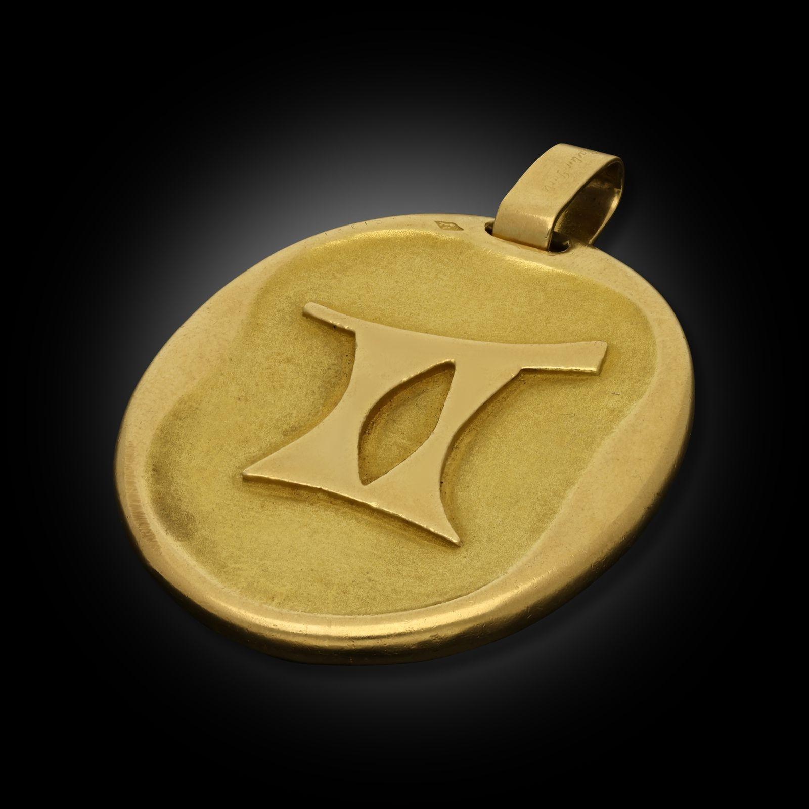 Georges Lenfant for Cartier Vintage Jumbo Zodiac Gemini Pendant in Yellow Gold In Good Condition For Sale In London, GB