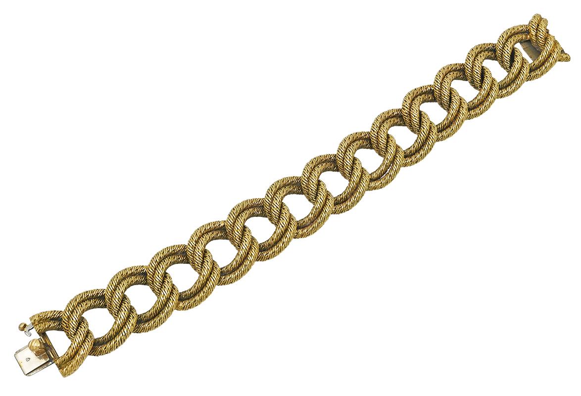 Le bracelet attrayant est conçu comme une rangée droite de maillons doubles en or jaune 18kt texturé, signé TIFFANY & CO. FRANCE, avec la marque du fabricant (exportation) pour Georges Lenfant, français, vers 1960, mesurant 7 3/4 pouces de long par
