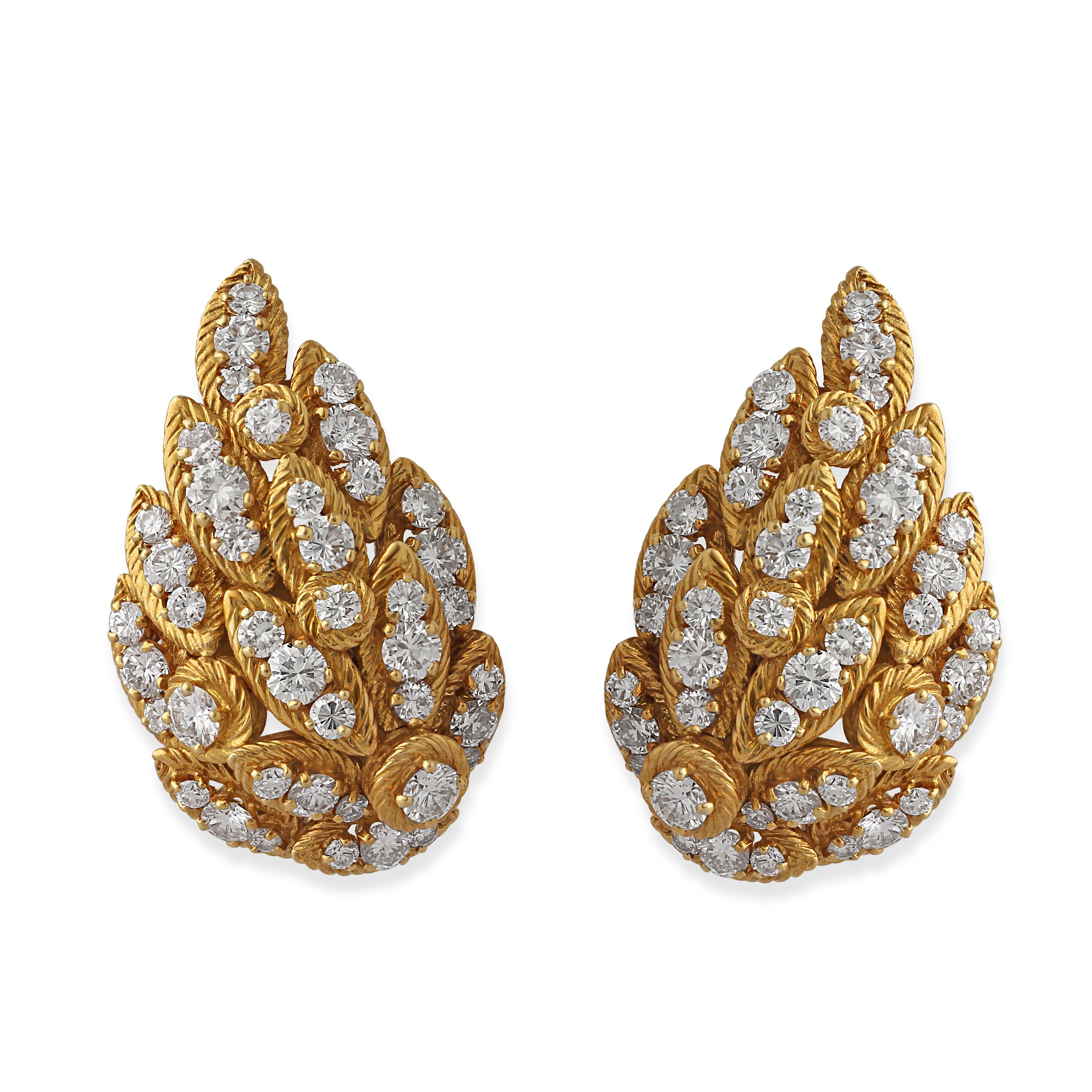 Gold- und Diamantohrringe von Georges Lenfant für Van Cleef & Arpels (Rundschliff) im Angebot