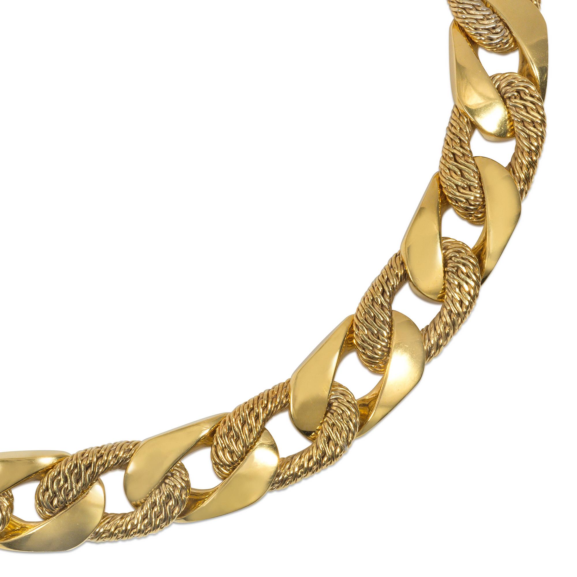 Collana a maglie appiattite in oro degli anni '60, convertibile in una coppia di bracciali, composta da maglie lucide e intrecciate alternate, in 18 carati. Georges Lenfant, Francia

Dimensioni: la collana è lunga 16 7/8