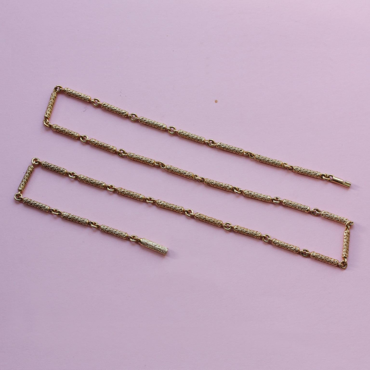 An 18 carat gold chain with bars of textures gold, Georges Lenfant, France, circa 1970.

length: 63.5 cm
weight: 45 gram.
dimensions links: 1.4 x 3 mm.
