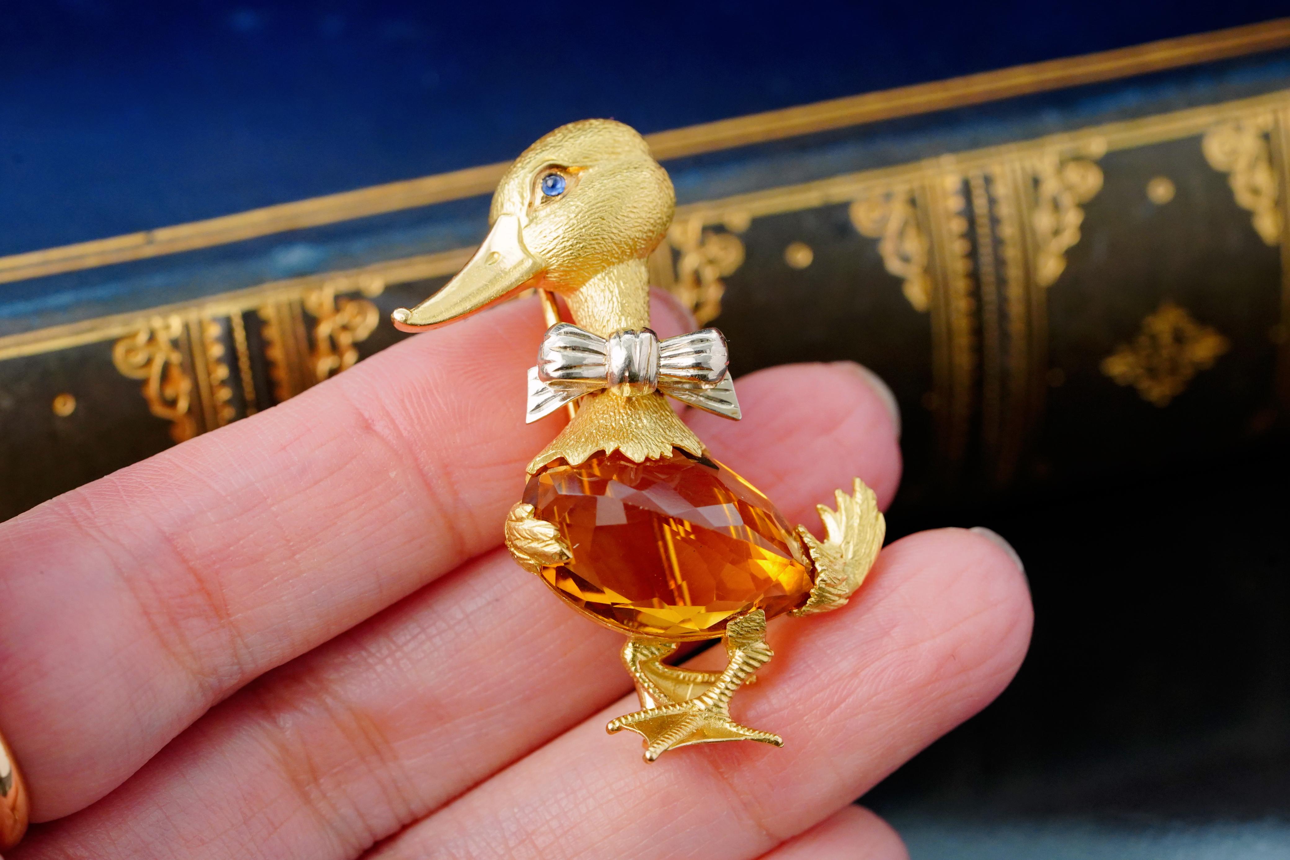 Georges Lenfant Broche canard avec nœud papillon en or, citrine et saphir en vente 1