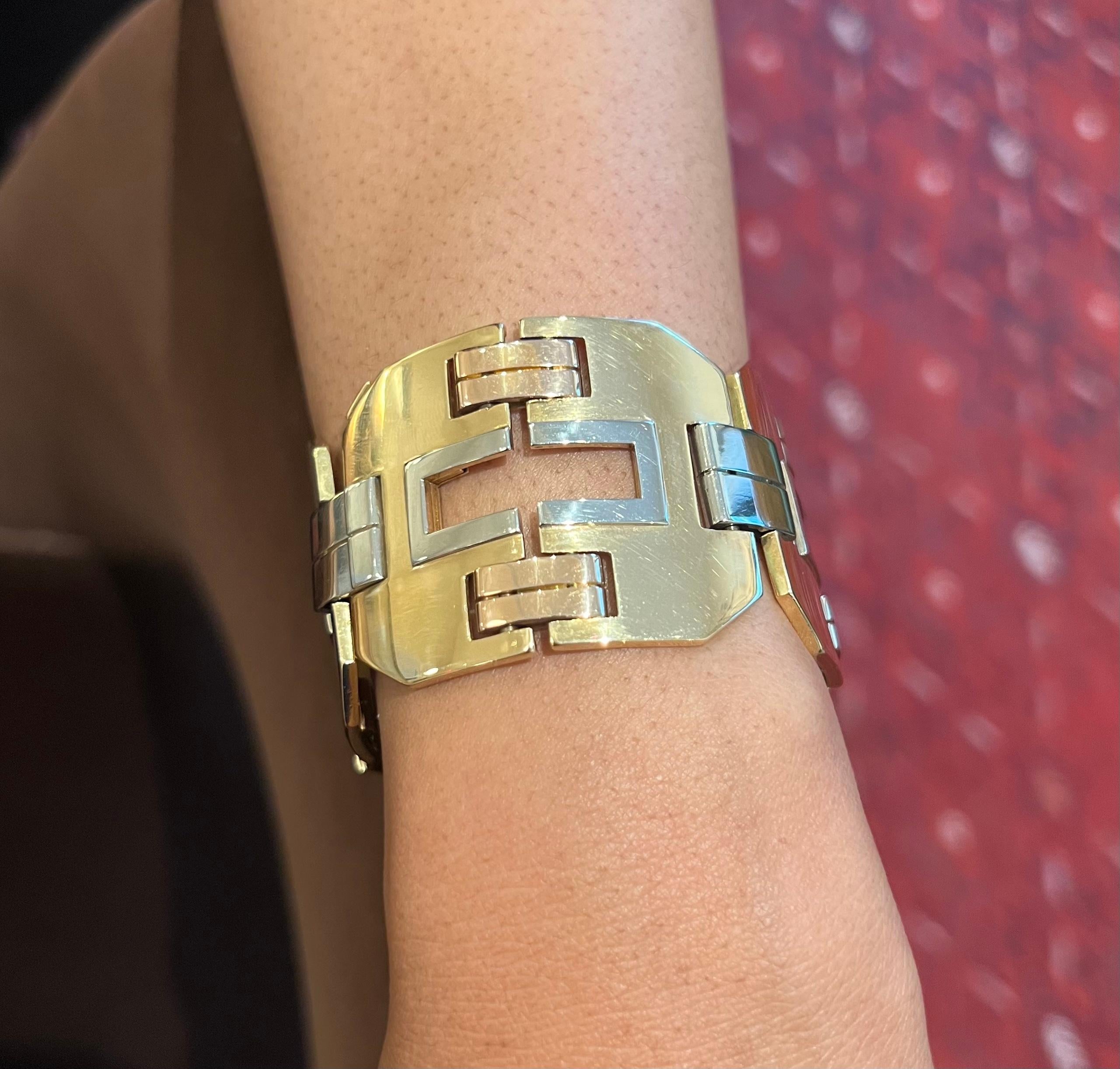 Georges L'enfant Tri-Color 18 Karat Gold Wide Link Bracelet, Circa 1930 In Excellent Condition For Sale In New York, NY