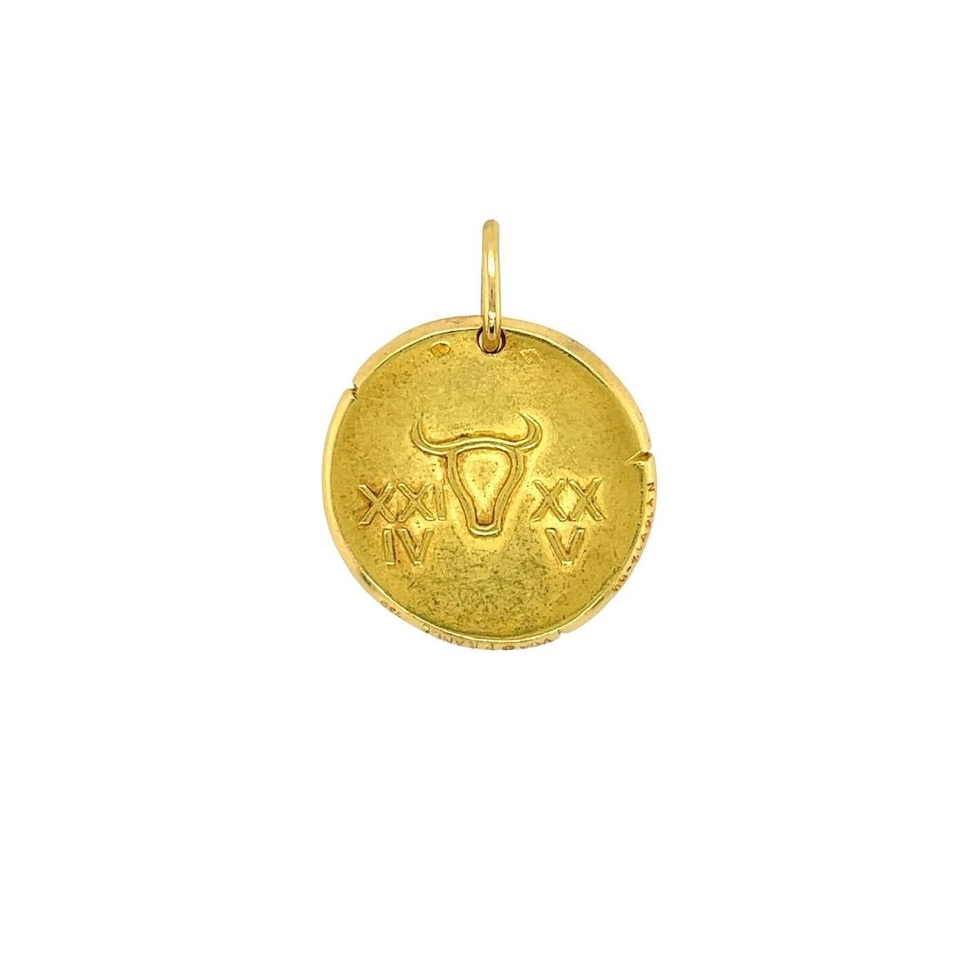 Ein Anhänger aus 18 Karat Gelbgold, Georges Lenfant, Van Cleef & Arpels, Frankreich.  Der Taurus Zodiac Anhänger mit dem Stier auf der Vorderseite und dem Zeichen für Taurus mit seinen Daten in römischen Ziffern auf der Rückseite.  Durchmesser etwa