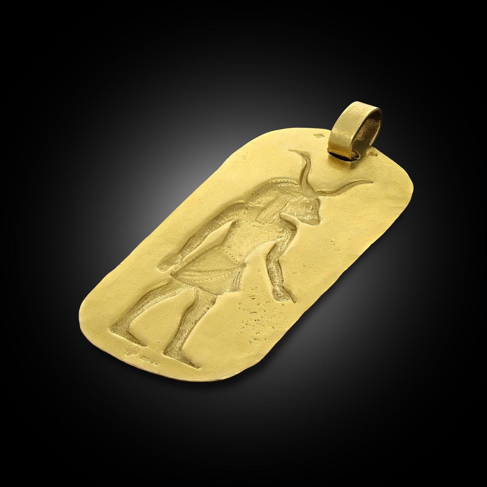 Schöpfer:
Georges Lenfant
Zusammenfassung:
Vintage Ägyptischer Gott Anhänger in 18ct Gelbgold
Beschreibung:
Anhänger aus 18 Karat Gelbgold von Georges Lenfant für Asprey & Co, um 1976. Der Anhänger aus 18 Karat Gelbgold zeigt eine