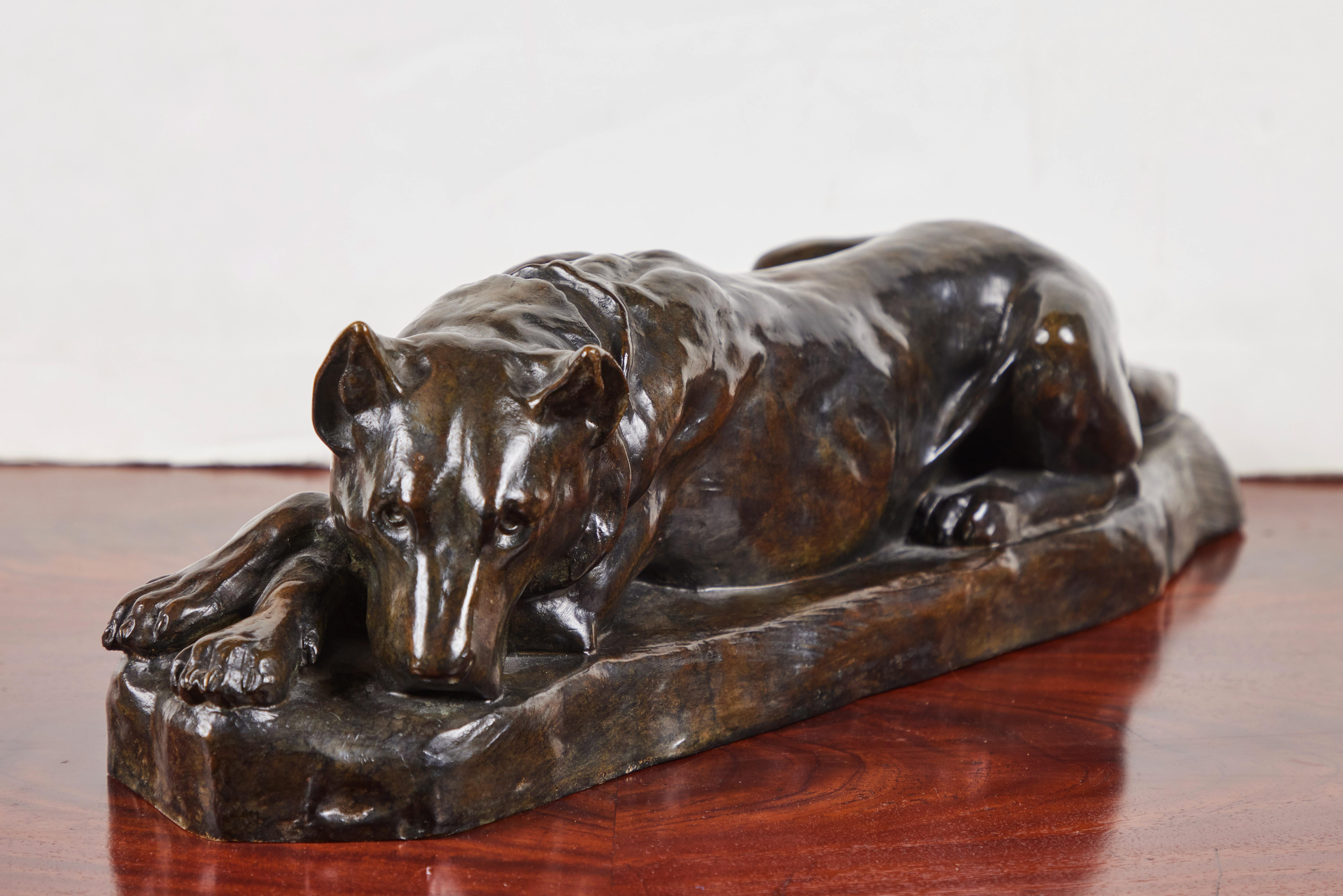 Signiert, Bronze-Skulptur eines ruhenden Hundes im Angebot 5