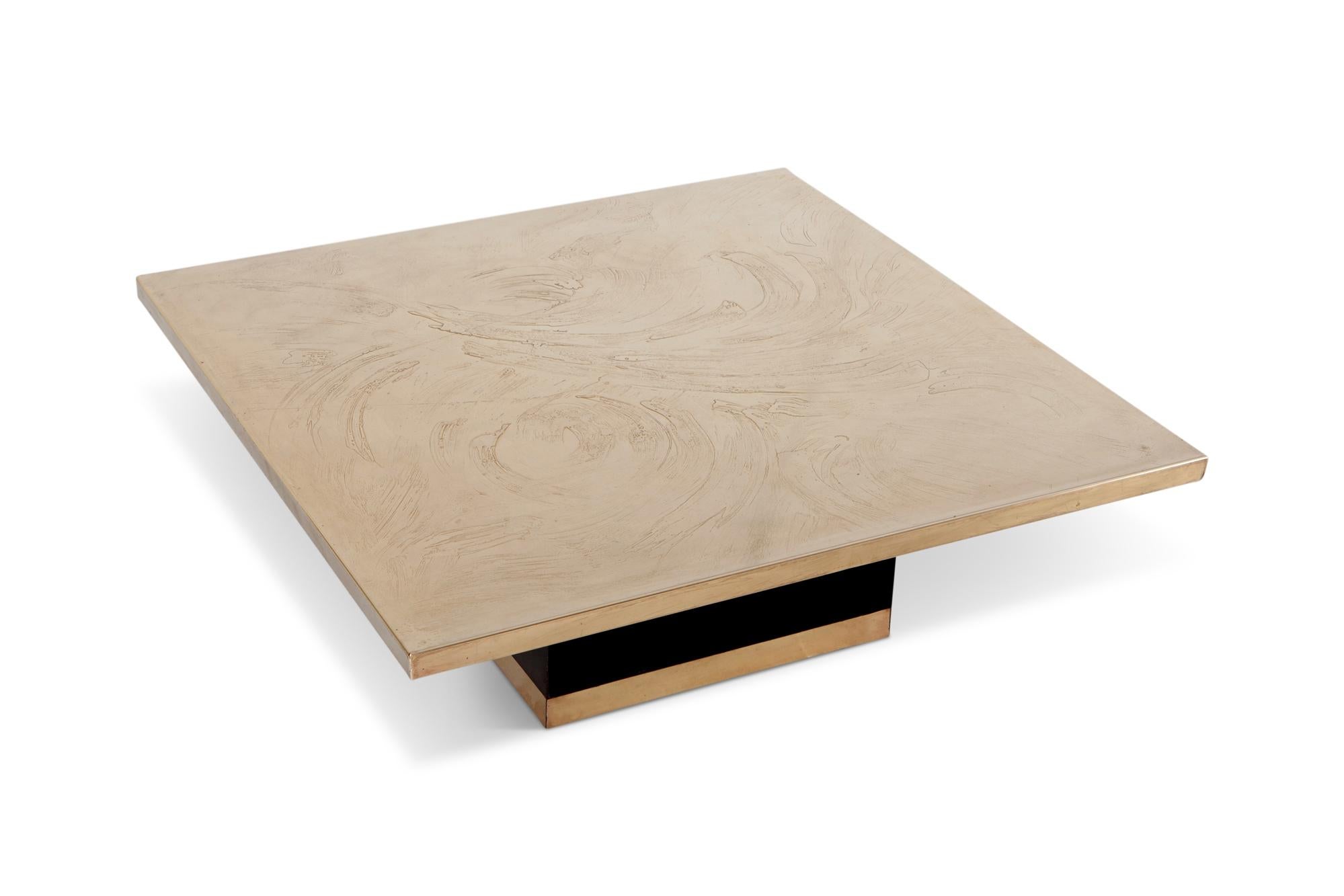 Table basse Georges Mathias en laiton gravé Bon état - En vente à Antwerp, BE