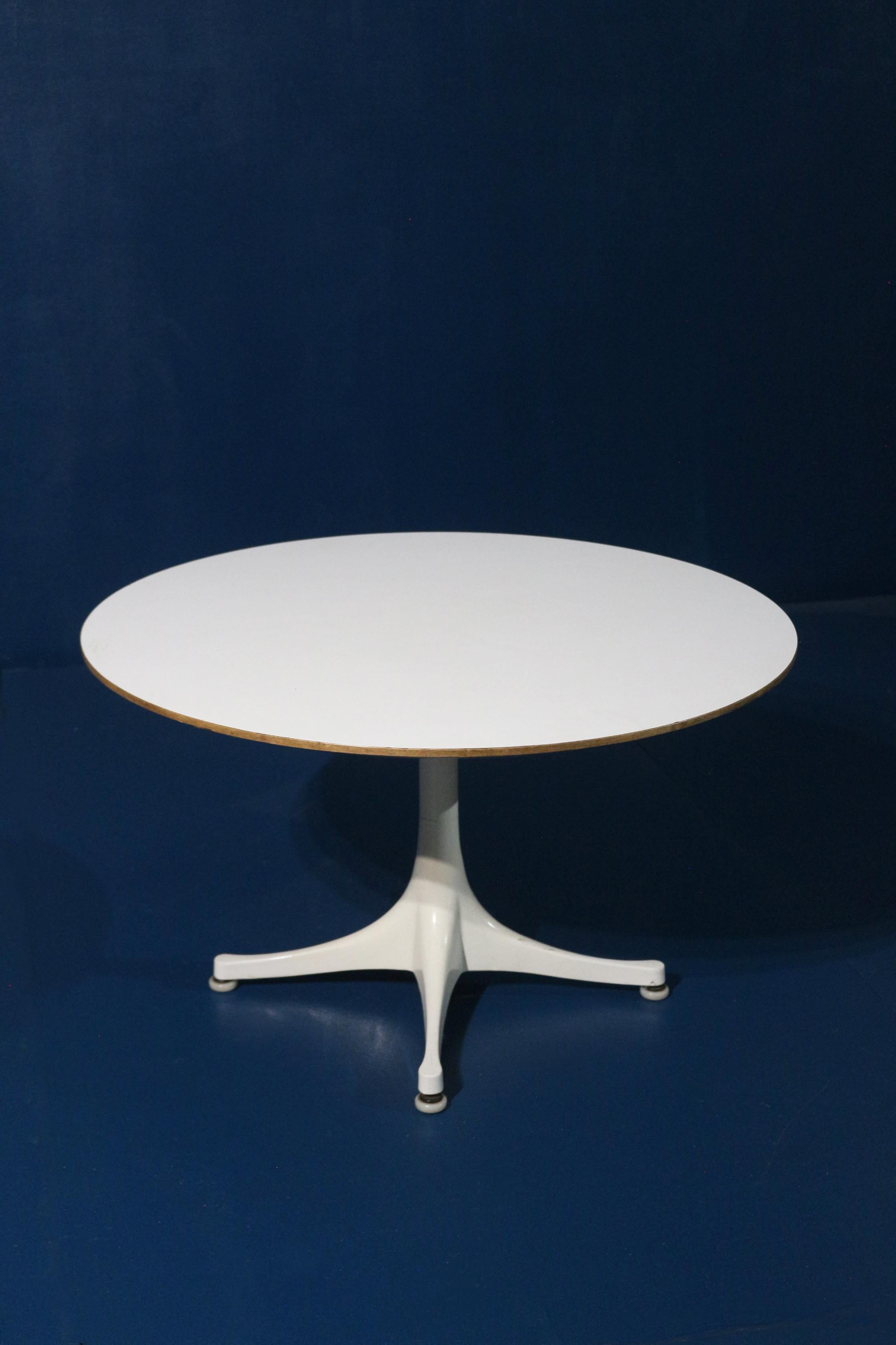 Rare table datant des années 60 réalisée par le designer George Nelson
Très bon état general . Entièrement d'origine . 
Fabricant Herman Miller . Etiquette présente sous le plateau de la table. 