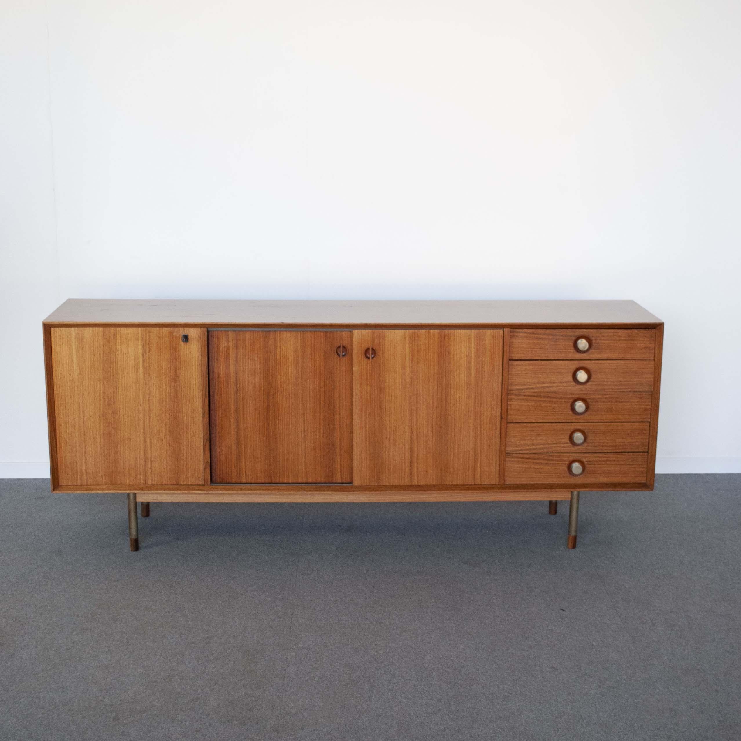 Georges Nelson in the Manner Sideboard in Walnut from the Sixties For Sale 4