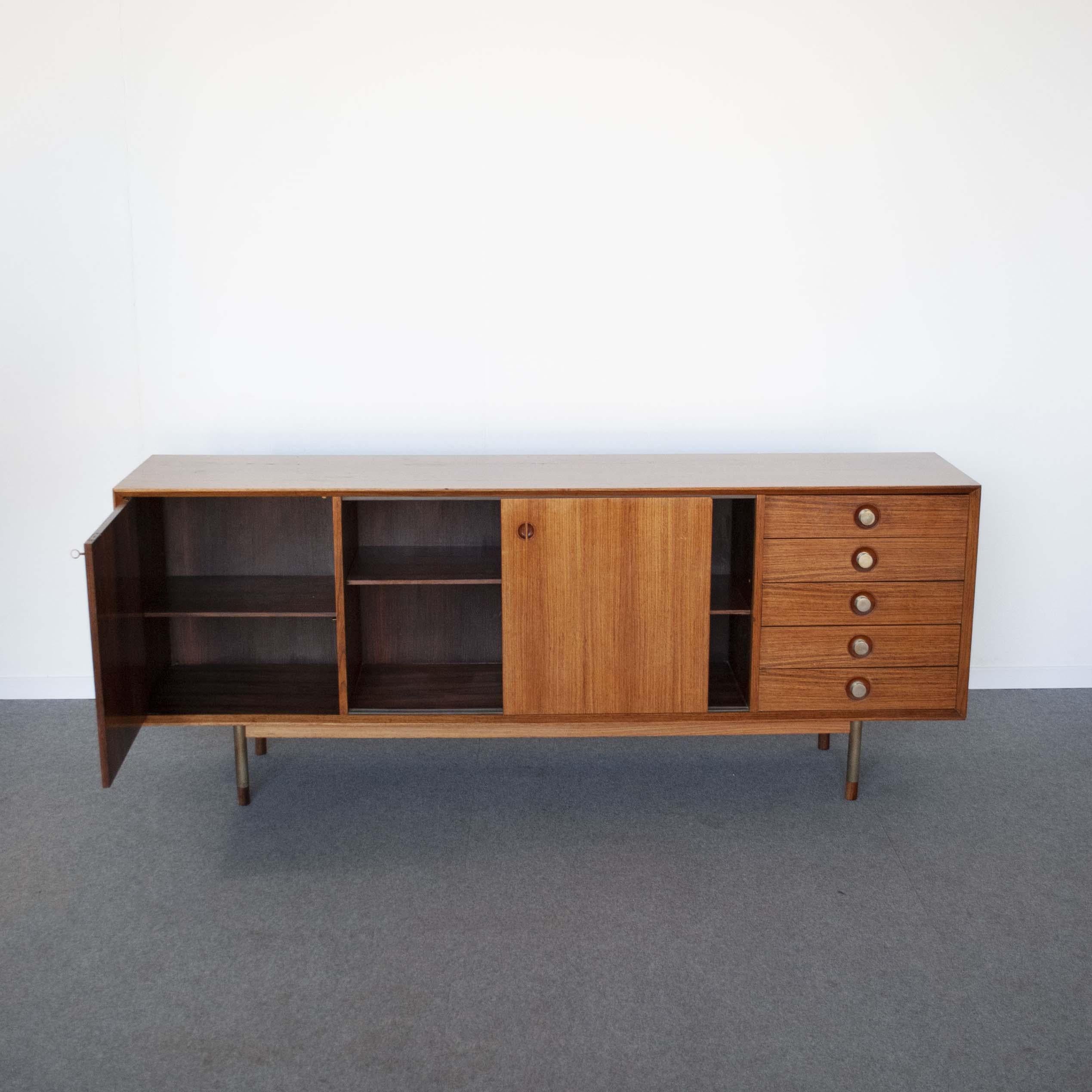 Georges Nelson in the Manner Sideboard in Walnut from the Sixties In Good Condition For Sale In bari, IT