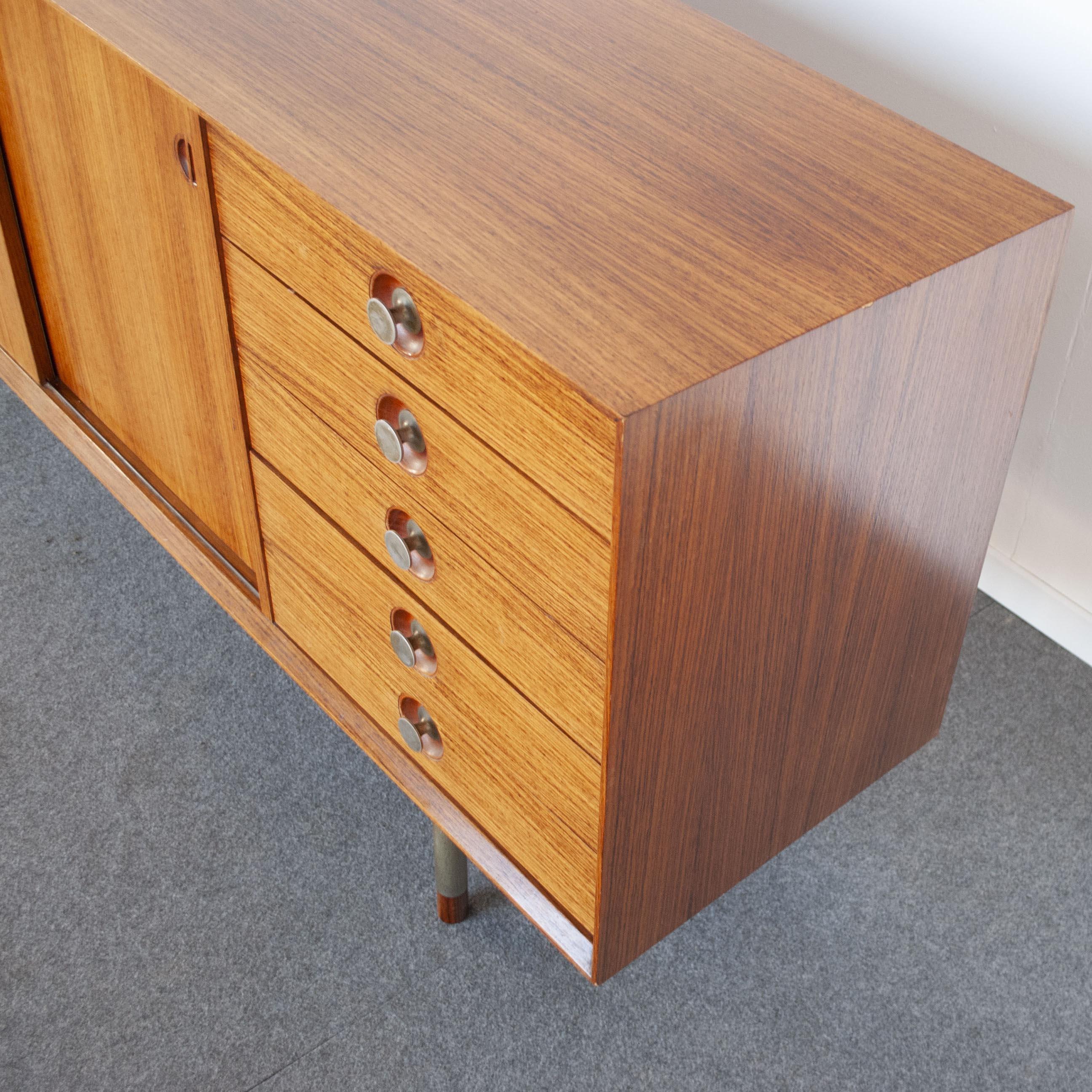 Georges Nelson in the Manner Sideboard in Walnut from the Sixties For Sale 1