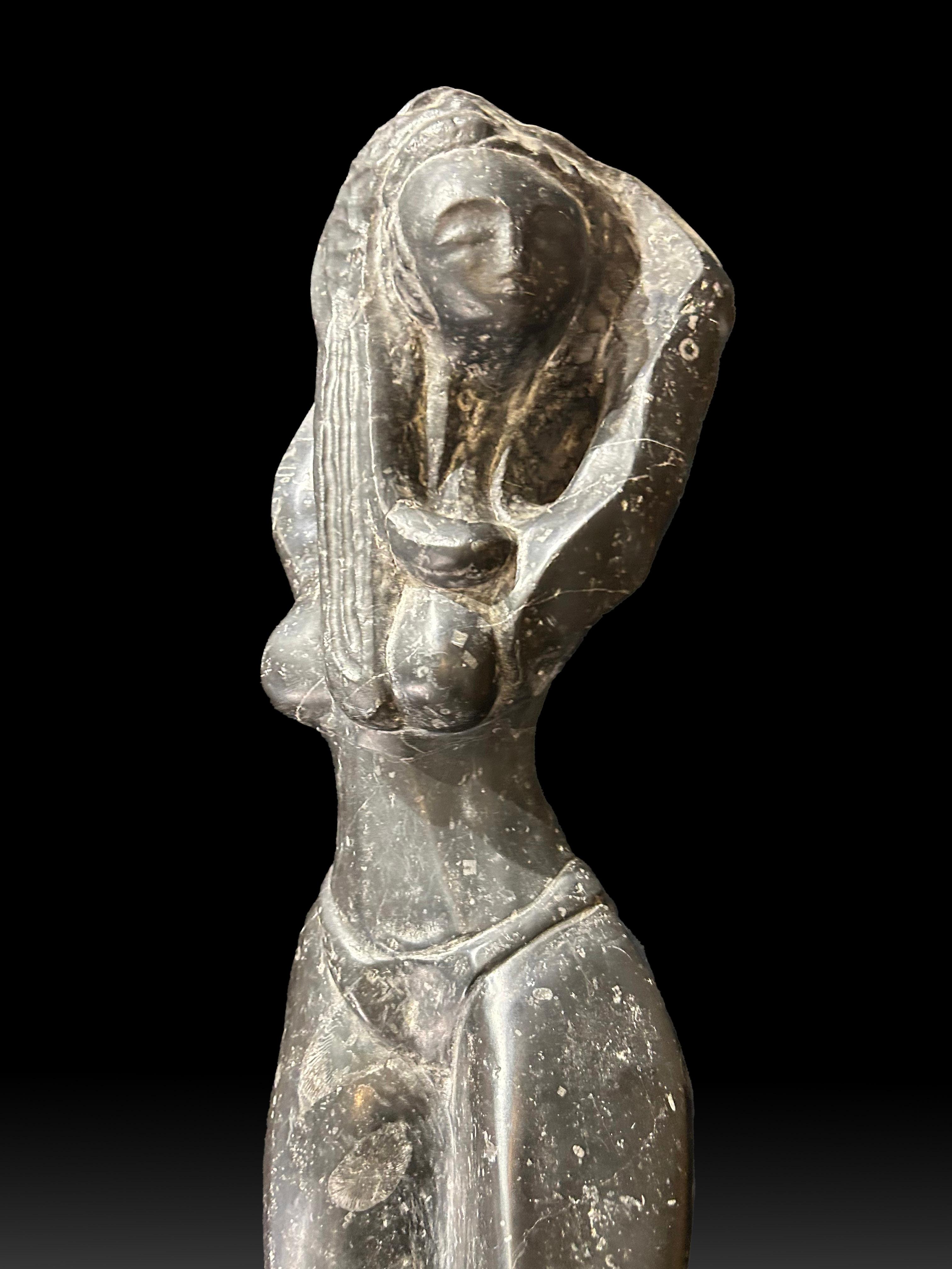 Seltene Skulptur in direkter Richtung auf fossilem schwarzem Marmor

Art : Skulptur in direkter Linie
Material : Fossiler schwarzer Marmor, Sockel aus Stahl
Entstehungszeit : CIRCA-1960
Abmessungen : H : 70 cm mit Sockel  H : 63 cm ohne