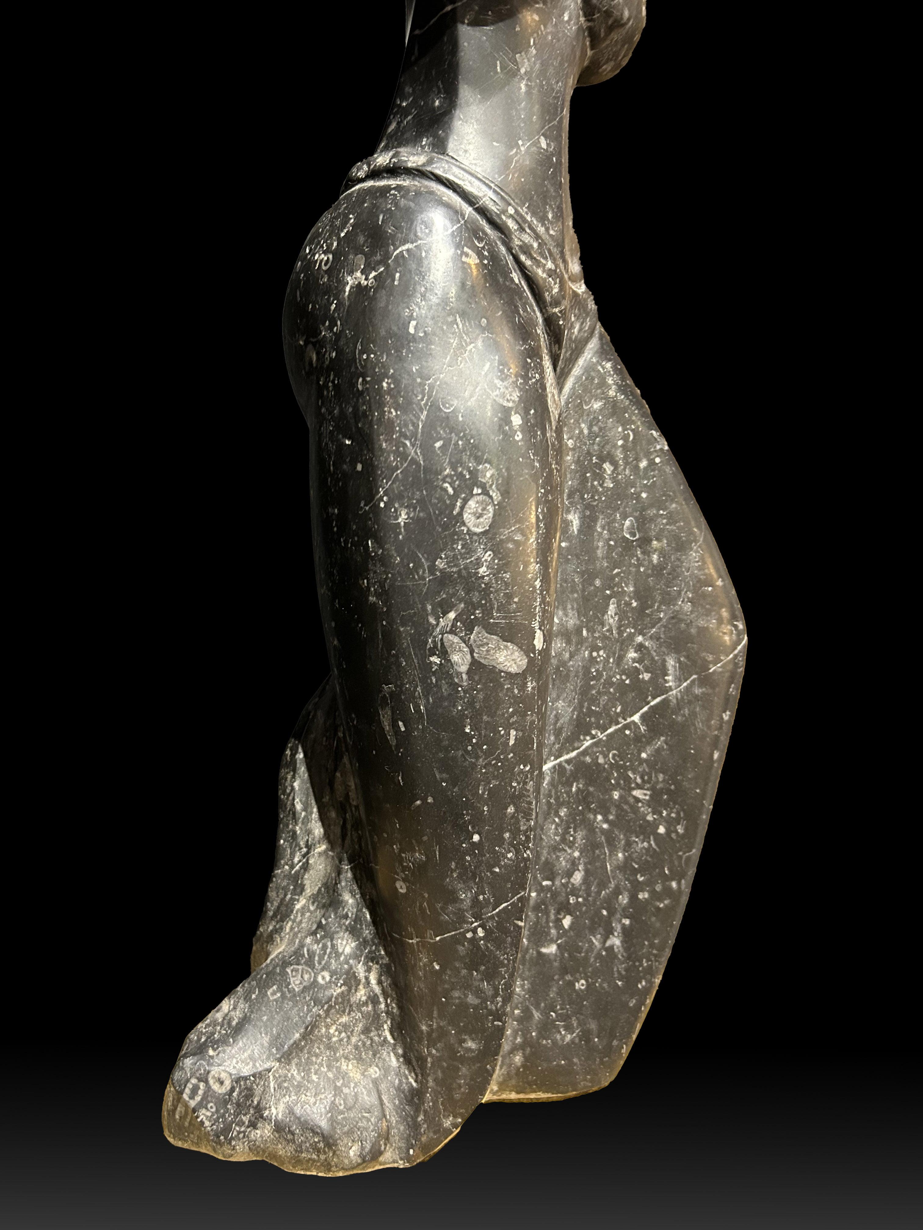 Georges Oudot – Skulptur en Marbre- Fossilien noir (Mitte des 20. Jahrhunderts) im Angebot