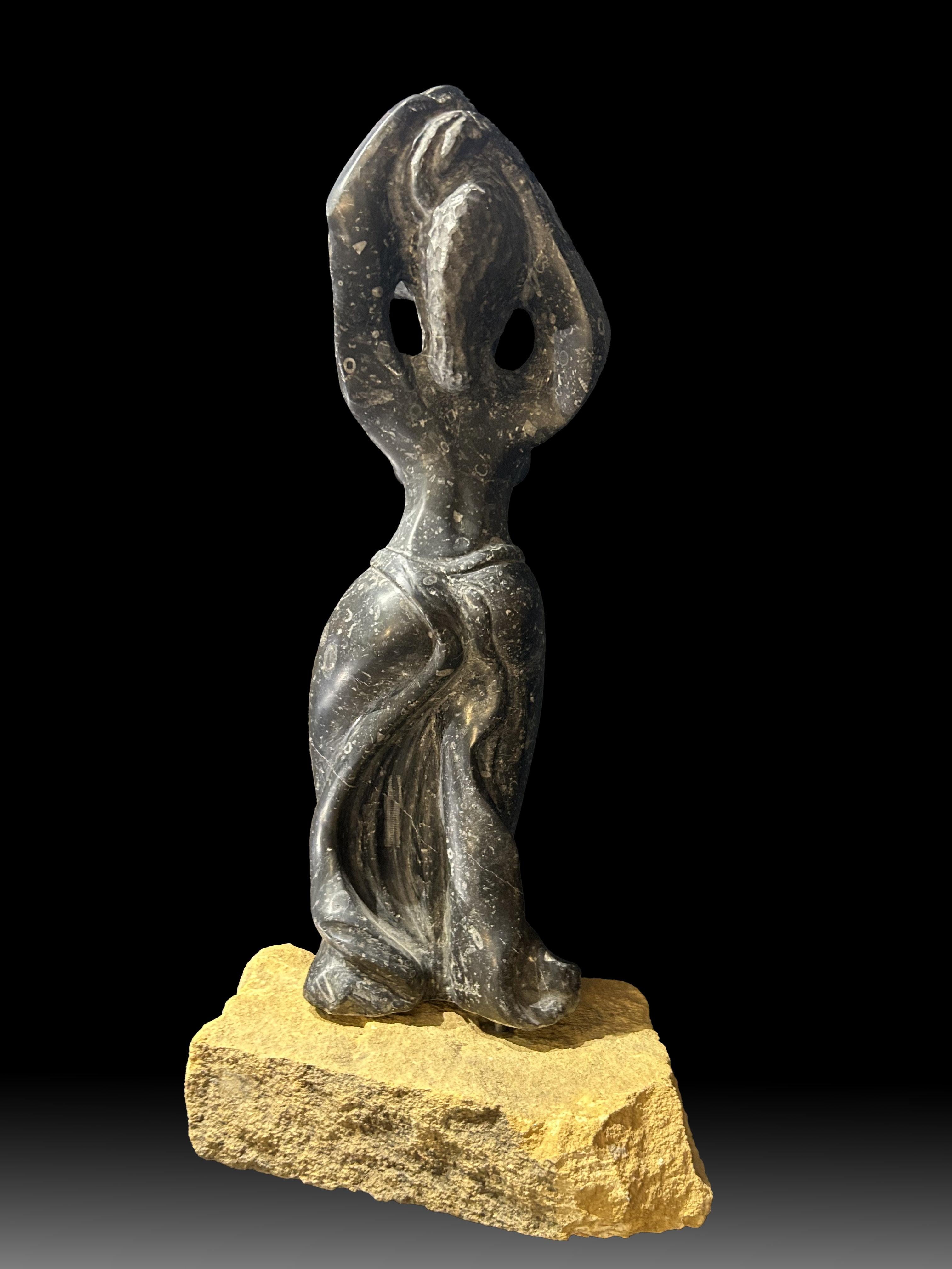 Georges Oudot – Skulptur en Marbre- Fossilien noir (Stein) im Angebot