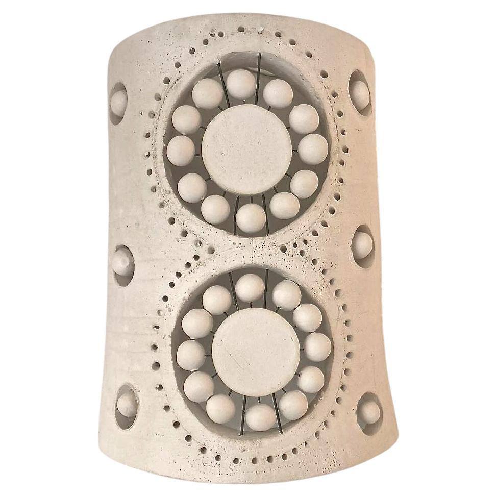 Aplique de 2 flores en cerámica esmaltada blanca, como todas las lámparas Georges Pelletier, estos apliques aportan a tu espacio una experiencia luminosa asombrosa cuando cae la noche, y una impresionante presencia escultórica durante el día.