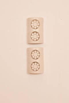 Appliques à 2 fleurs en céramique émaillée blanche Georges Pelletier