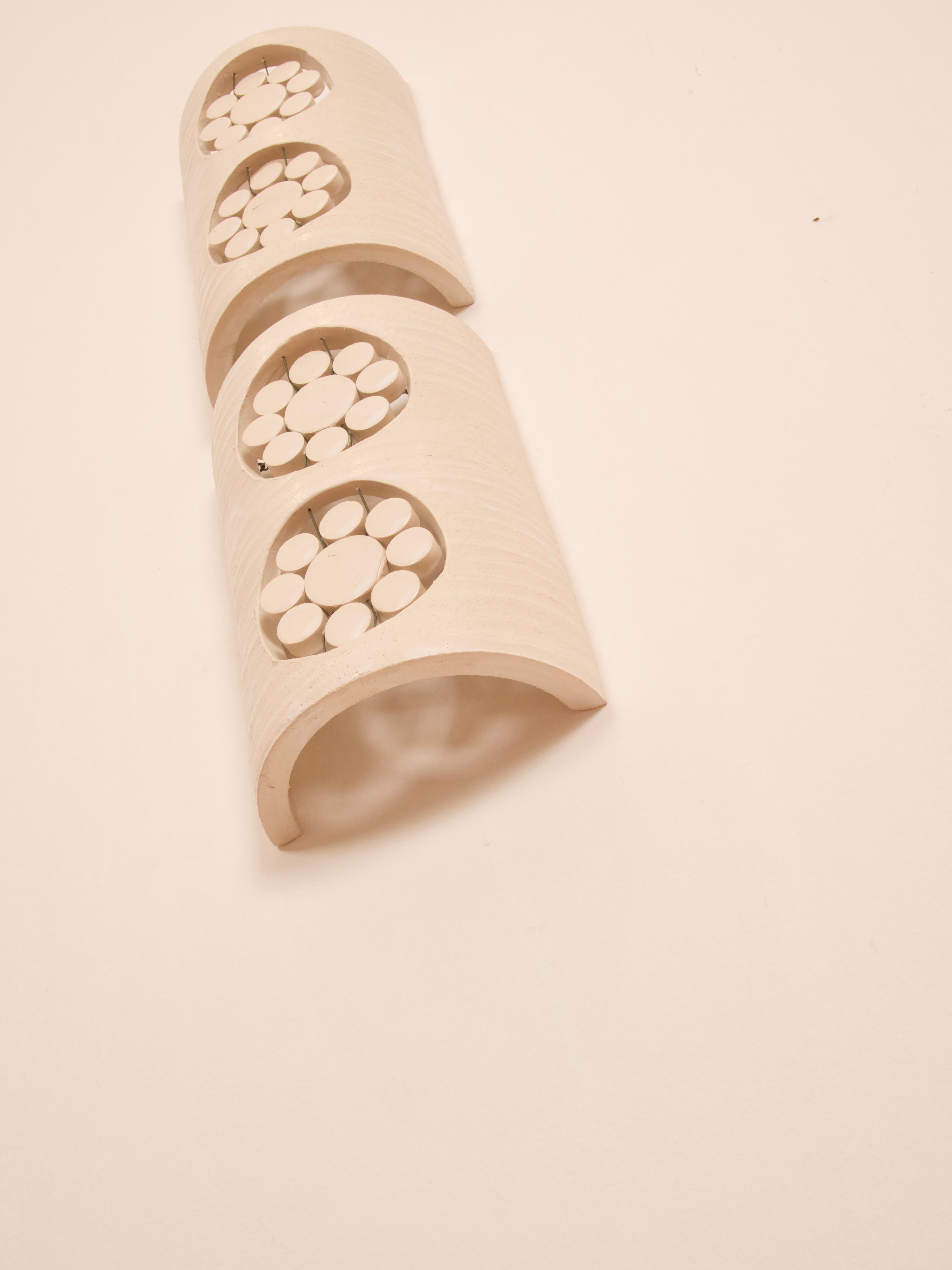 XXIe siècle et contemporain Appliques à 2 fleurs en céramique émaillée blanche Georges Pelletier