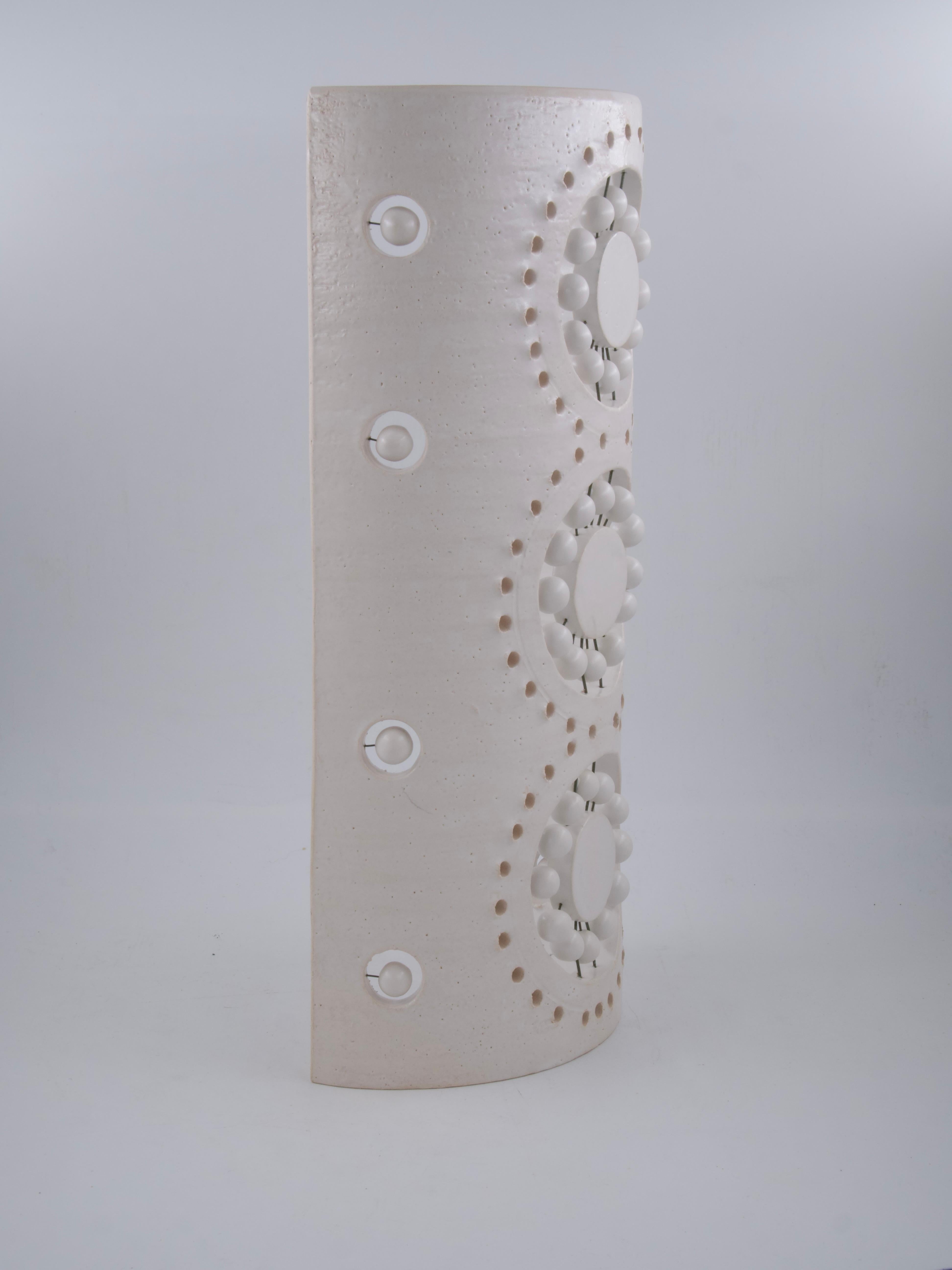 Georges Pelletier-Wandleuchter mit 3 Blumen aus weiß emaillierter Keramik im Angebot 8